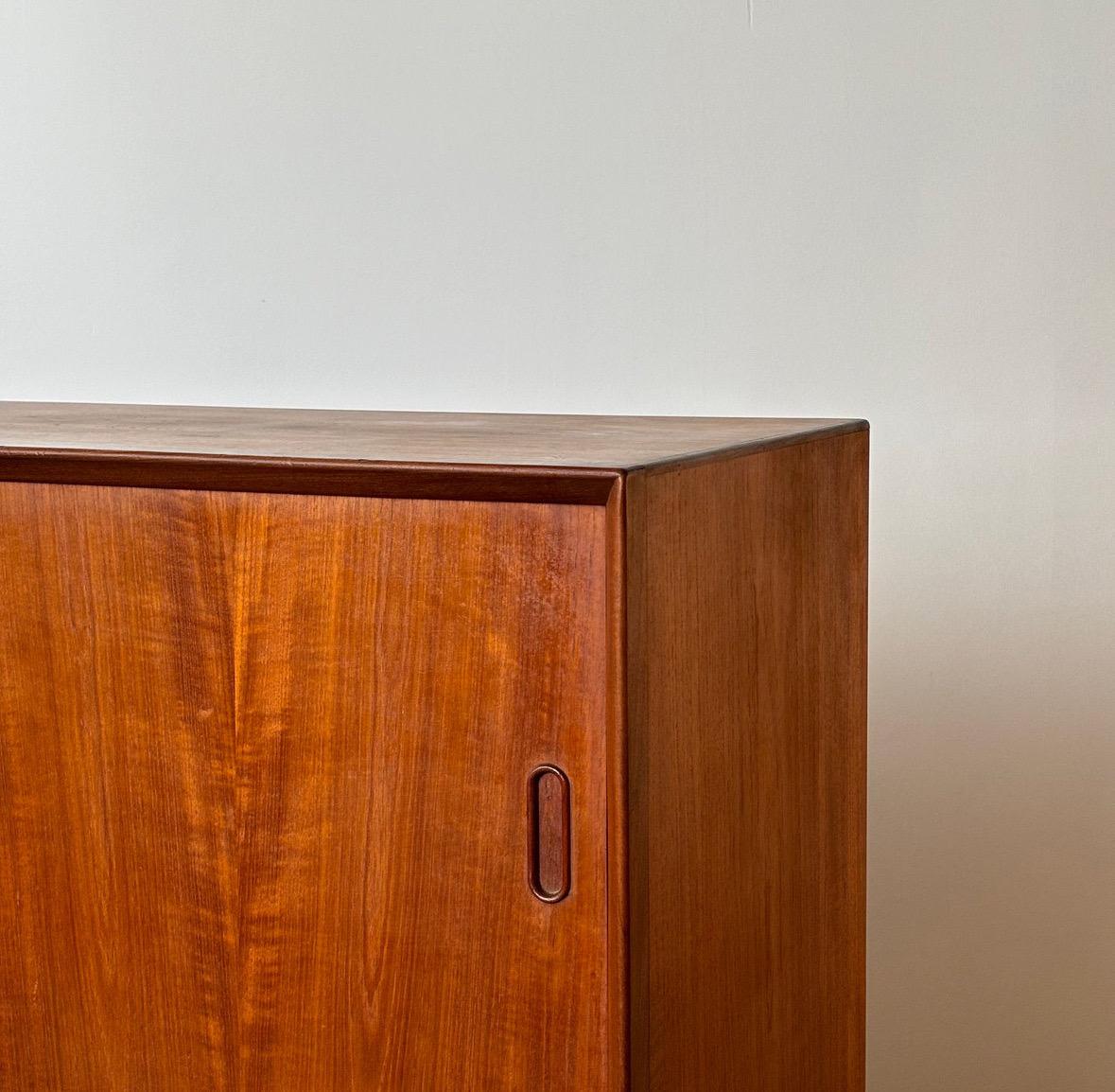 XX secolo Credenza alta danese di metà secolo per Genega Møbler, 1960 Danimarca in vendita