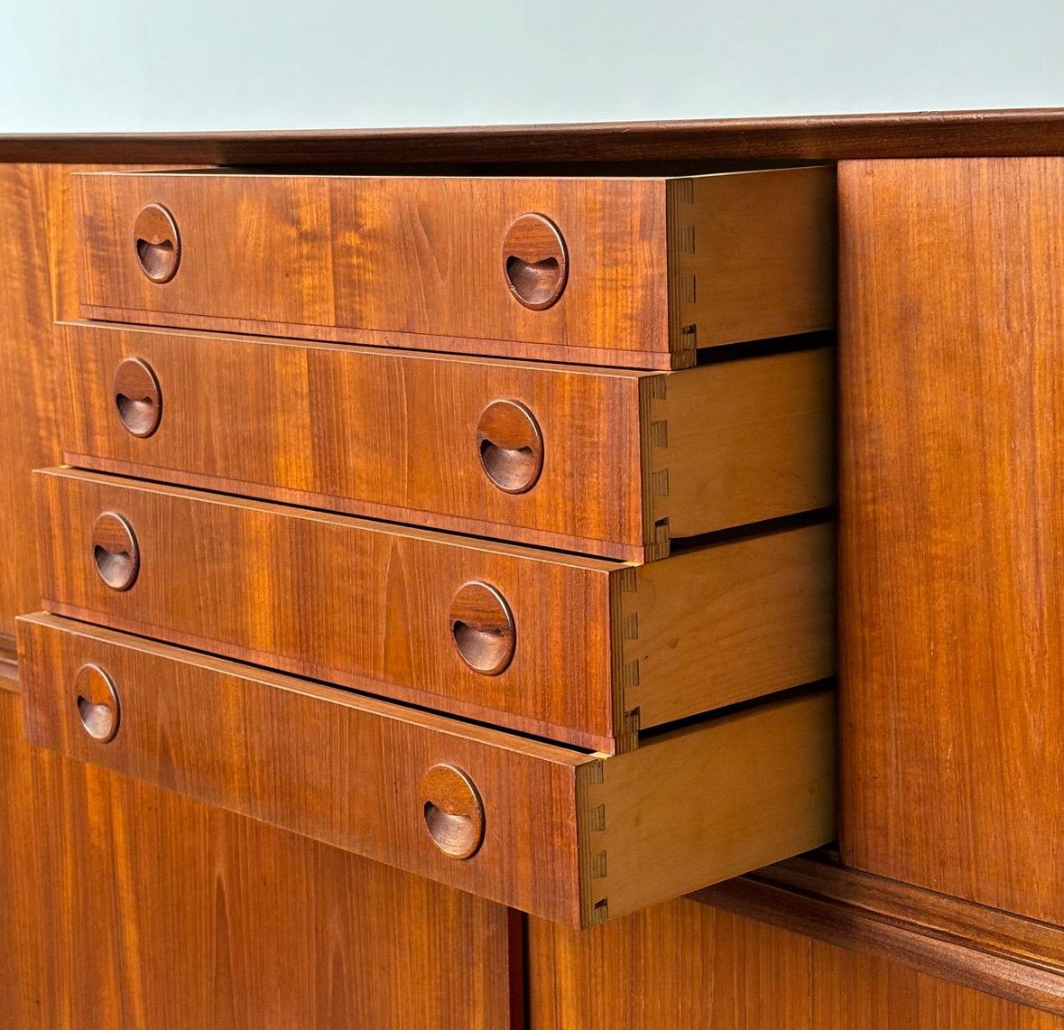 Specchio Credenza alta danese di metà secolo per Genega Møbler, 1960 Danimarca in vendita