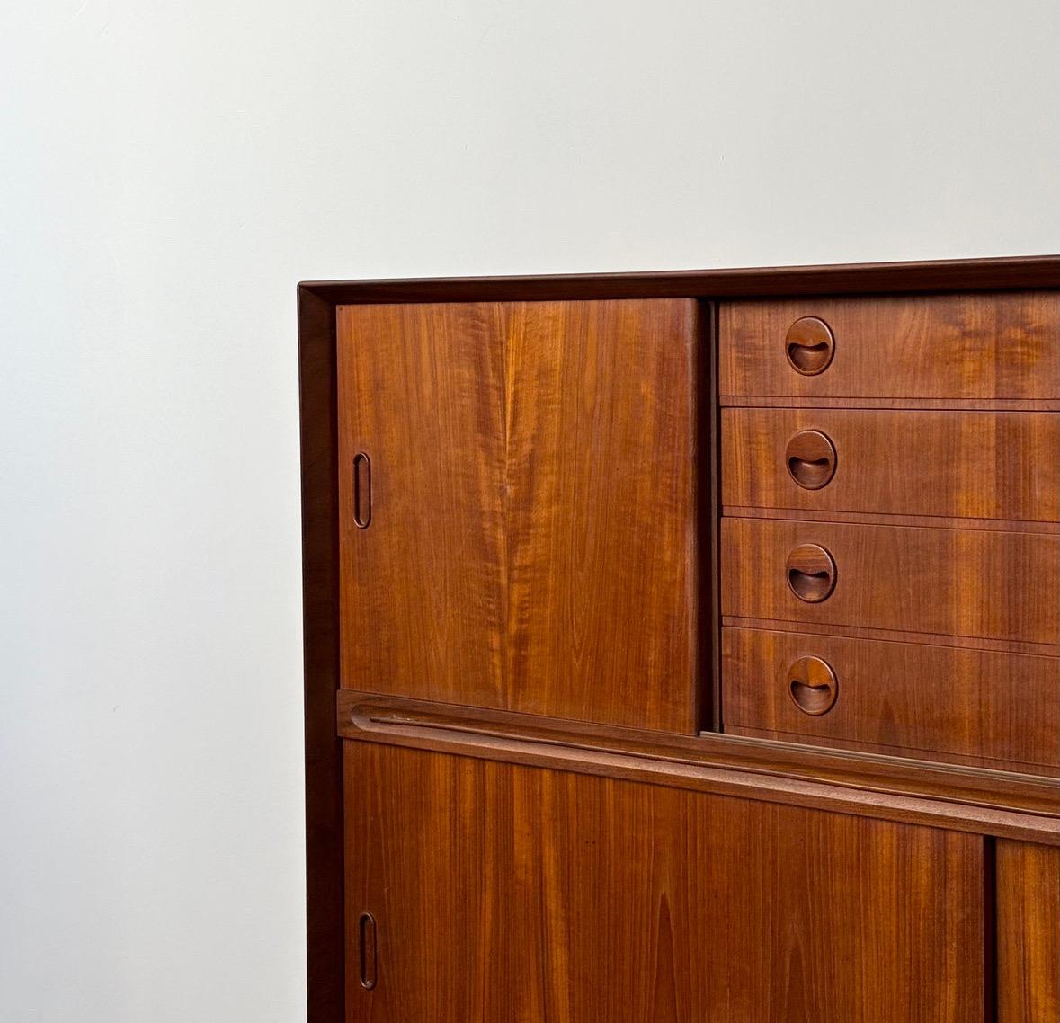 Credenza alta danese di metà secolo per Genega Møbler, 1960 Danimarca in vendita 1