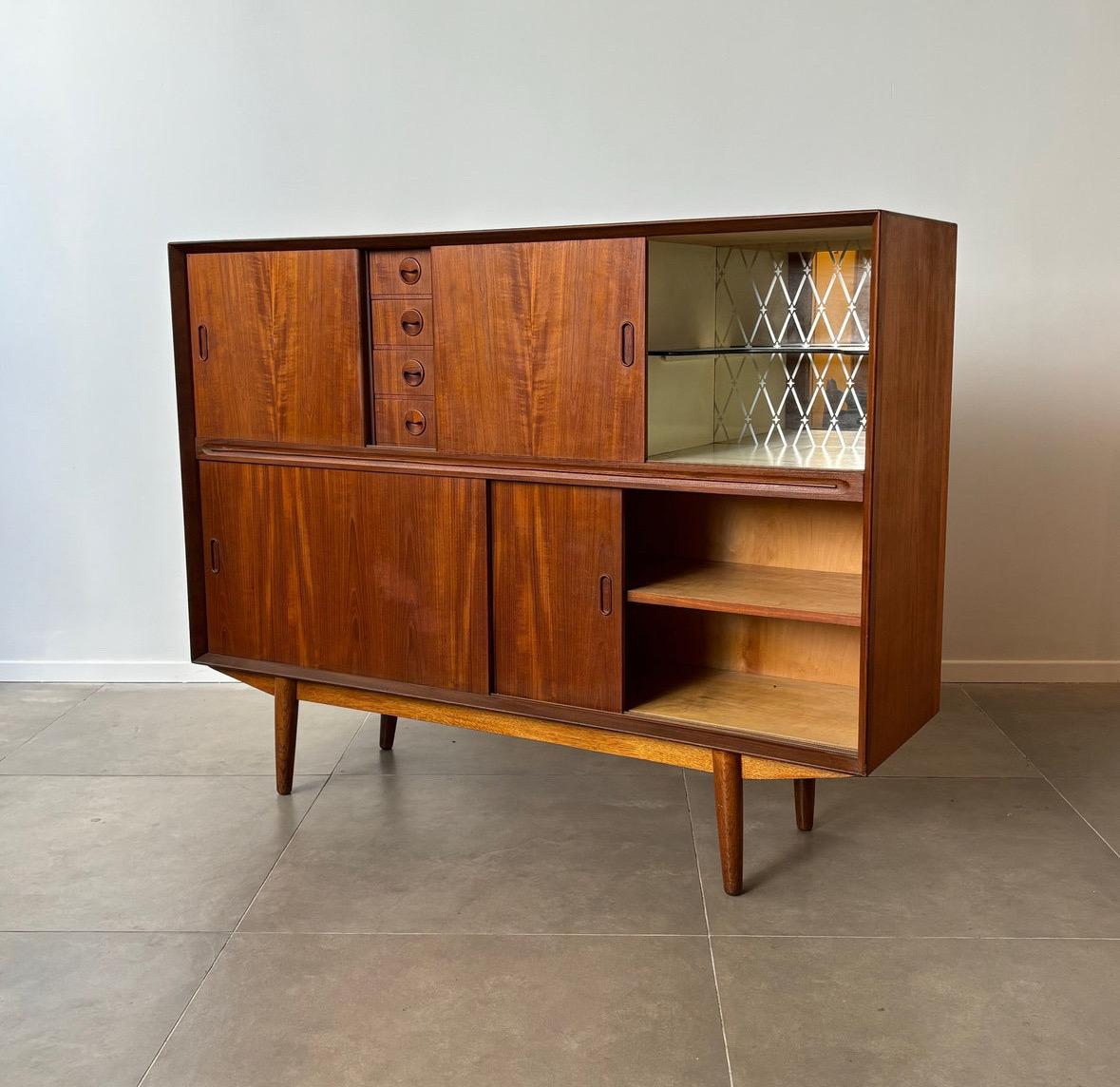 Credenza alta danese di metà secolo per Genega Møbler, 1960 Danimarca in vendita 2