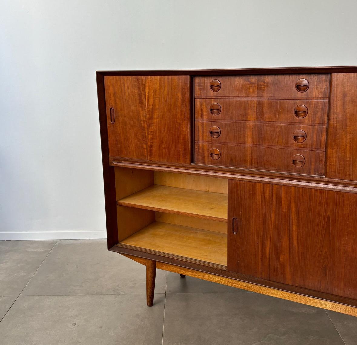 Credenza alta danese di metà secolo per Genega Møbler, 1960 Danimarca in vendita 3