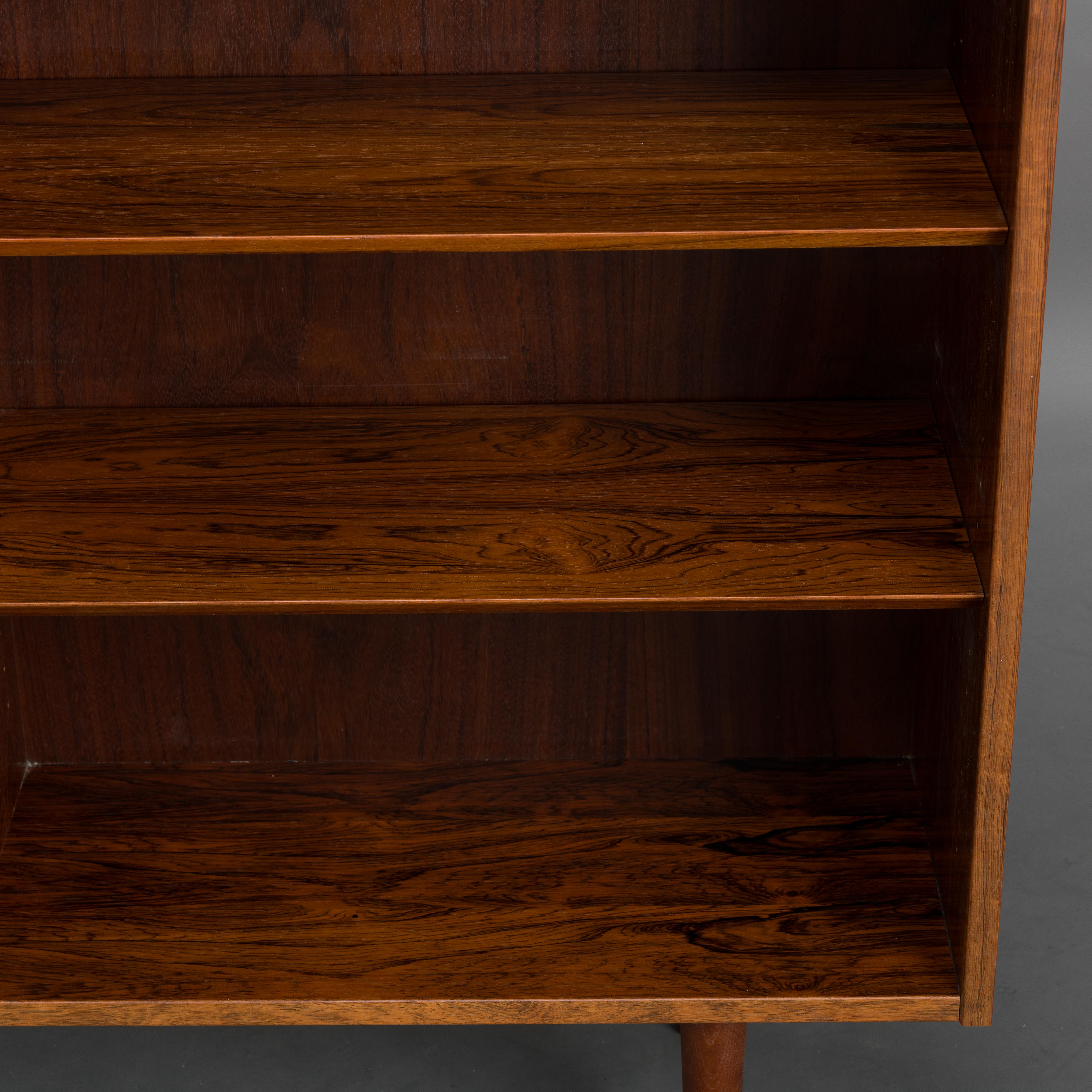 Impiallacciato Midcentury Modern Danish Low  Rosewood Bookcase by Hundevad & Co, 1960s in vendita