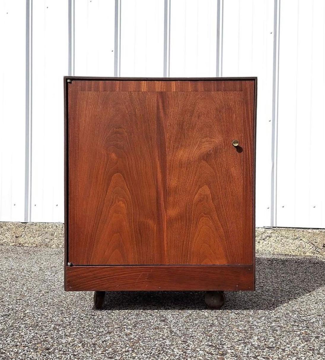 Mid-Century Modern Danish Style Nightstands in Walnut For Sale 2