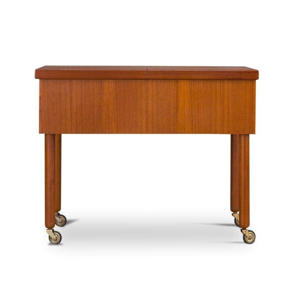 The for us unknown designer of the sewing cart has done a great job in creating a spacious but compact hobby centre. Two sliding halves op the top provide access to the inside of the cart where a sliding hardwood letterbox provides also space for