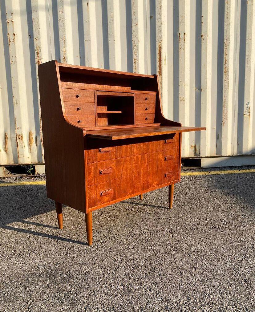 Midcentury modern danish teakwood secretary/vanity, 1960s Denmark. In Good Condition For Sale In תל אביב - יפו, IL