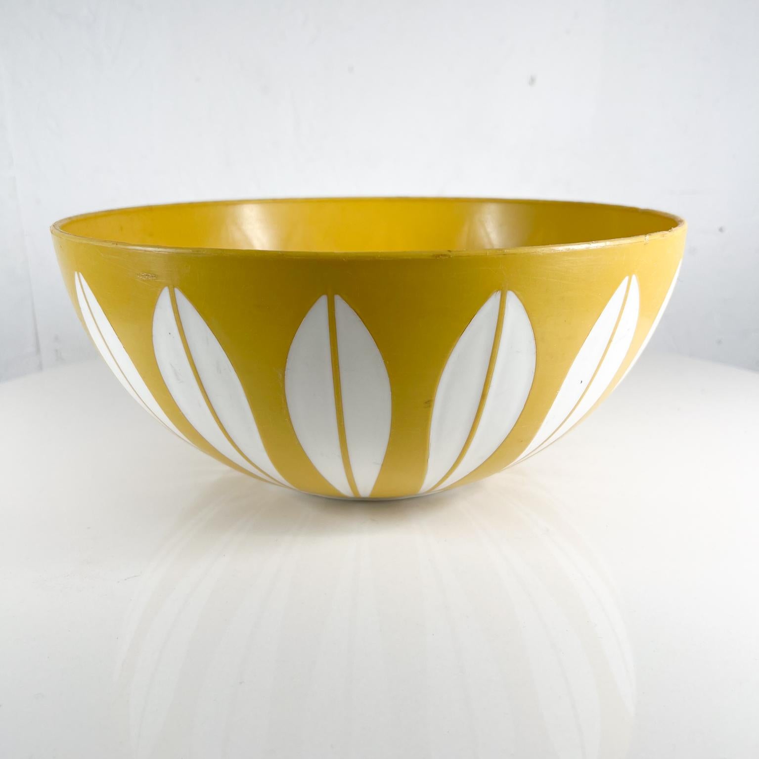 Midcentury Modern Decorative Deka Plastic Bowl Catherineholm Style of Denmark
Deka Plastic Bowl USA
4.88 tall x 11 diameter
Original vintage condition
Refer to images.
