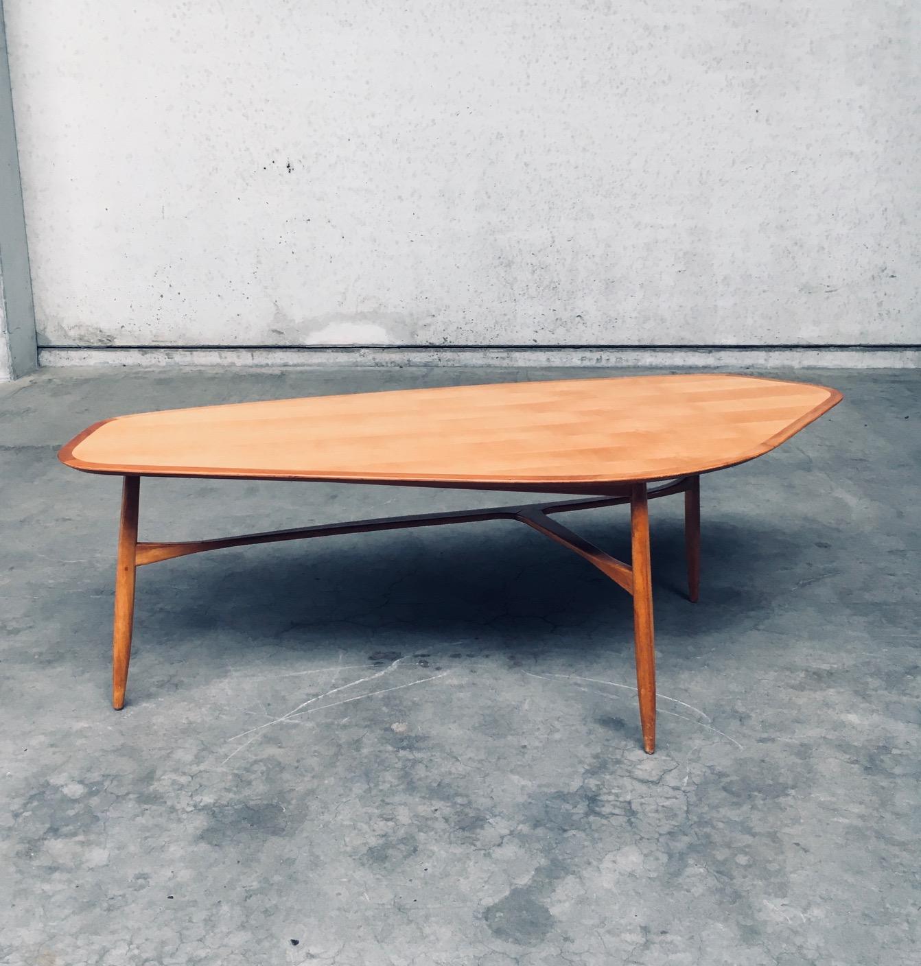 Vintage Midcentury Modern Scandinavian Design Free Form Boomerang Couchtisch von Svante Skogh. Hergestellt in Schweden in den 1950er bis 60er Jahren. Dieser XL-Couch- oder Beistelltisch ist aus Nussbaum- und Buchenholz gefertigt. Wunderschön
