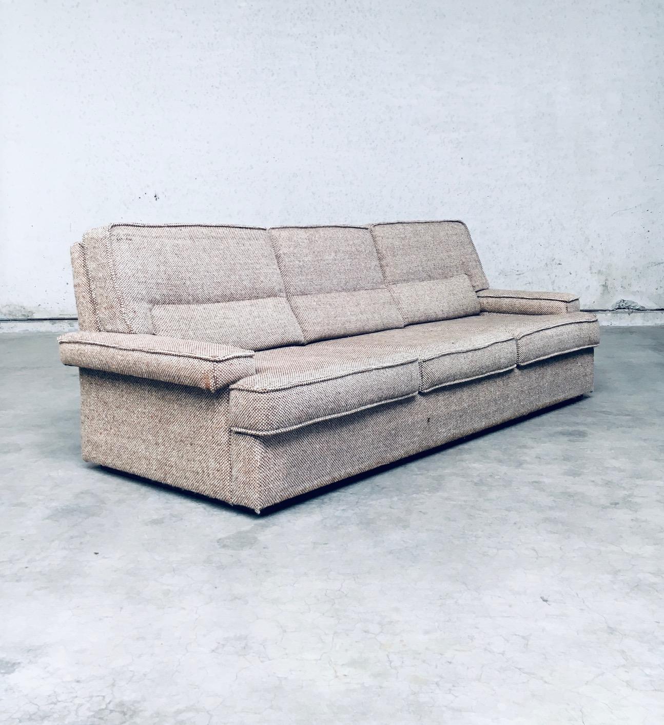 Midcentury Modern Design Boucle 3 Seat Sofa, Italy 1970's In Good Condition For Sale In Oud-Turnhout, VAN