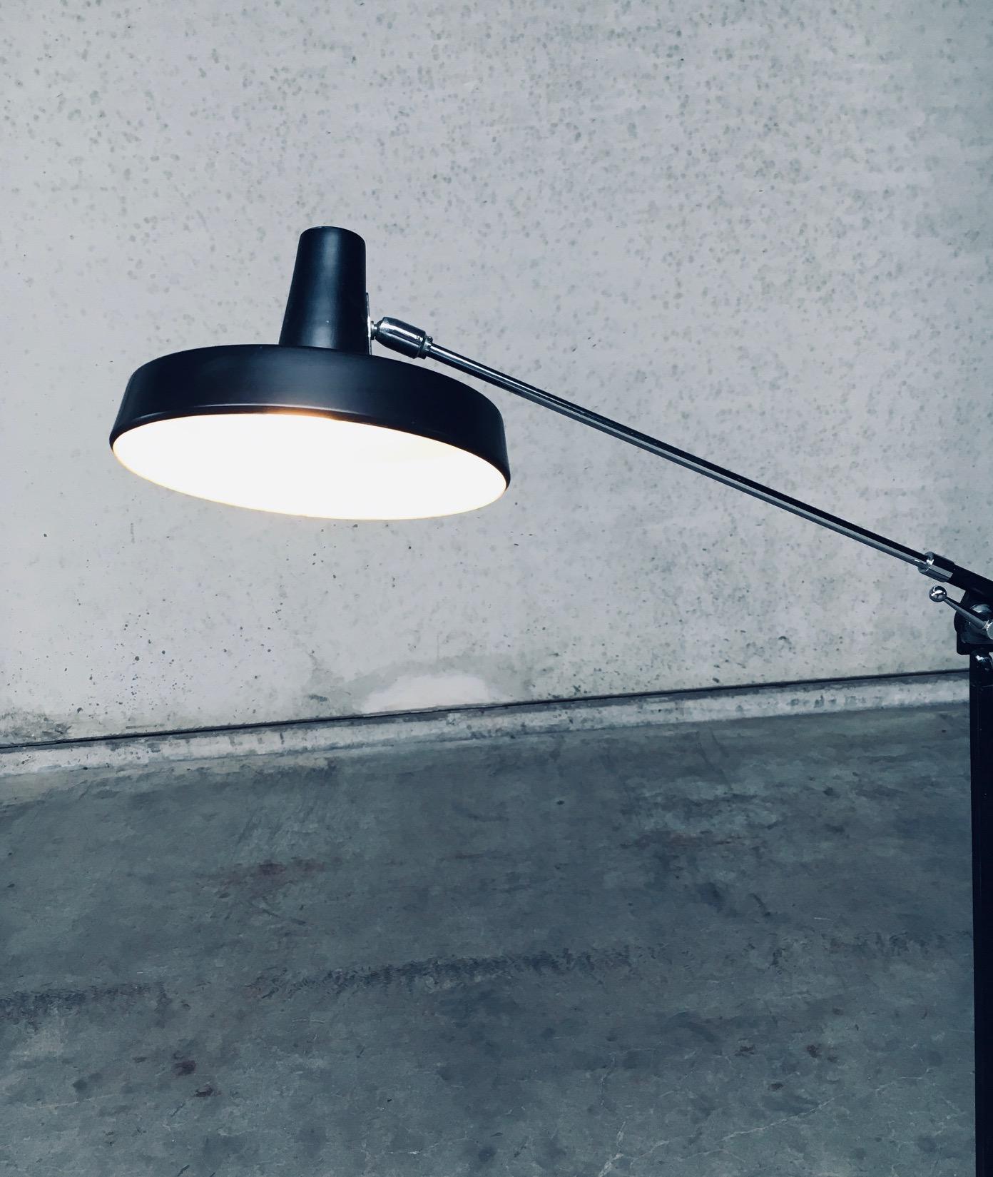 Lampada da terra a contrappeso di design moderno del Medioevo di Boulanger, Belgio, anni '60 in vendita 3