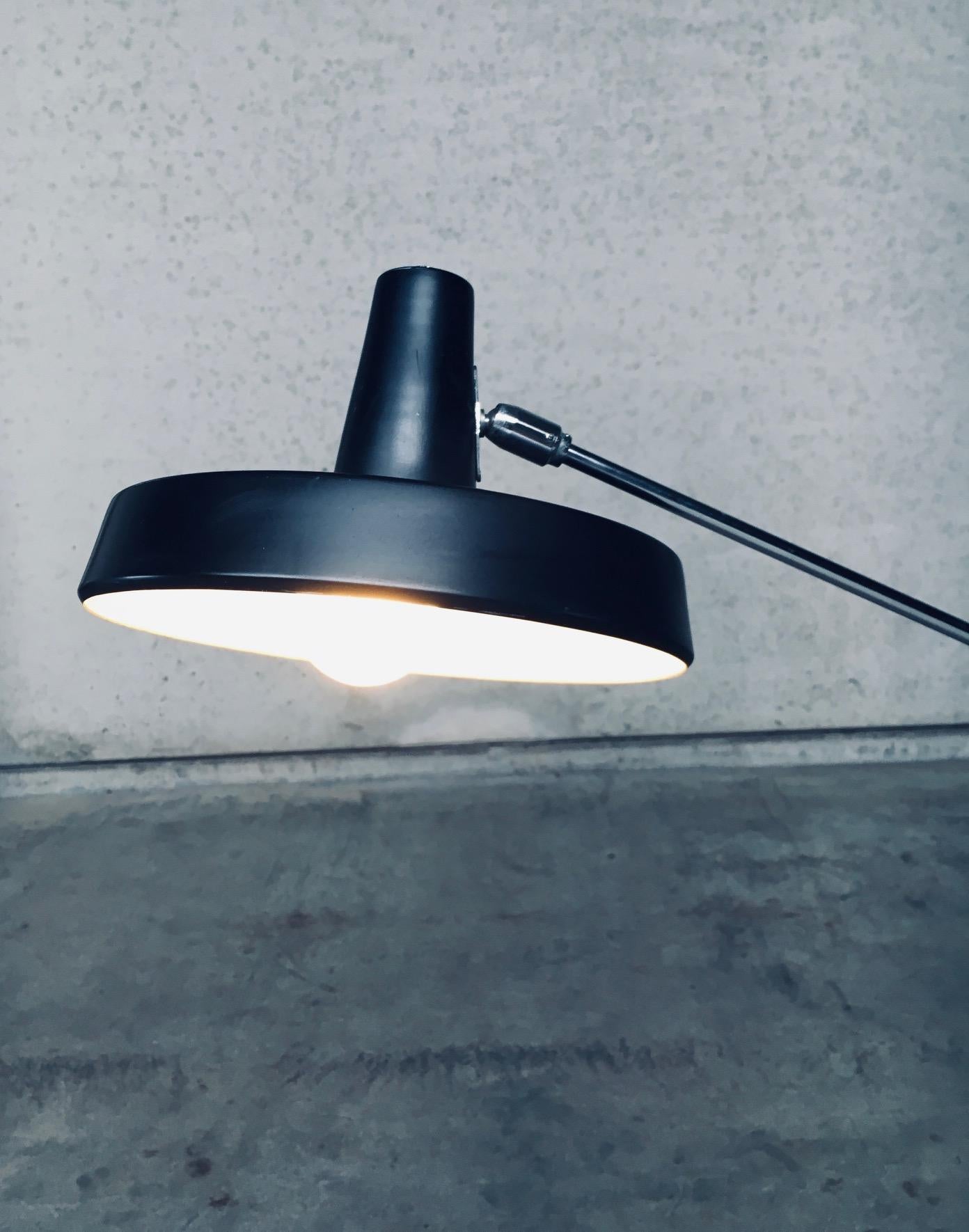 Lampada da terra a contrappeso di design moderno del Medioevo di Boulanger, Belgio, anni '60 in vendita 4