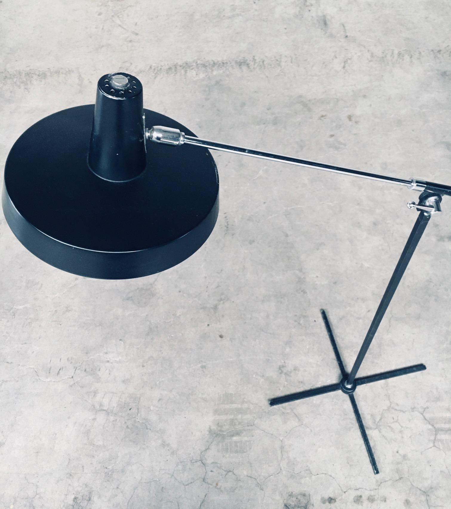 Lampada da terra a contrappeso di design moderno del Medioevo di Boulanger, Belgio, anni '60 in vendita 10