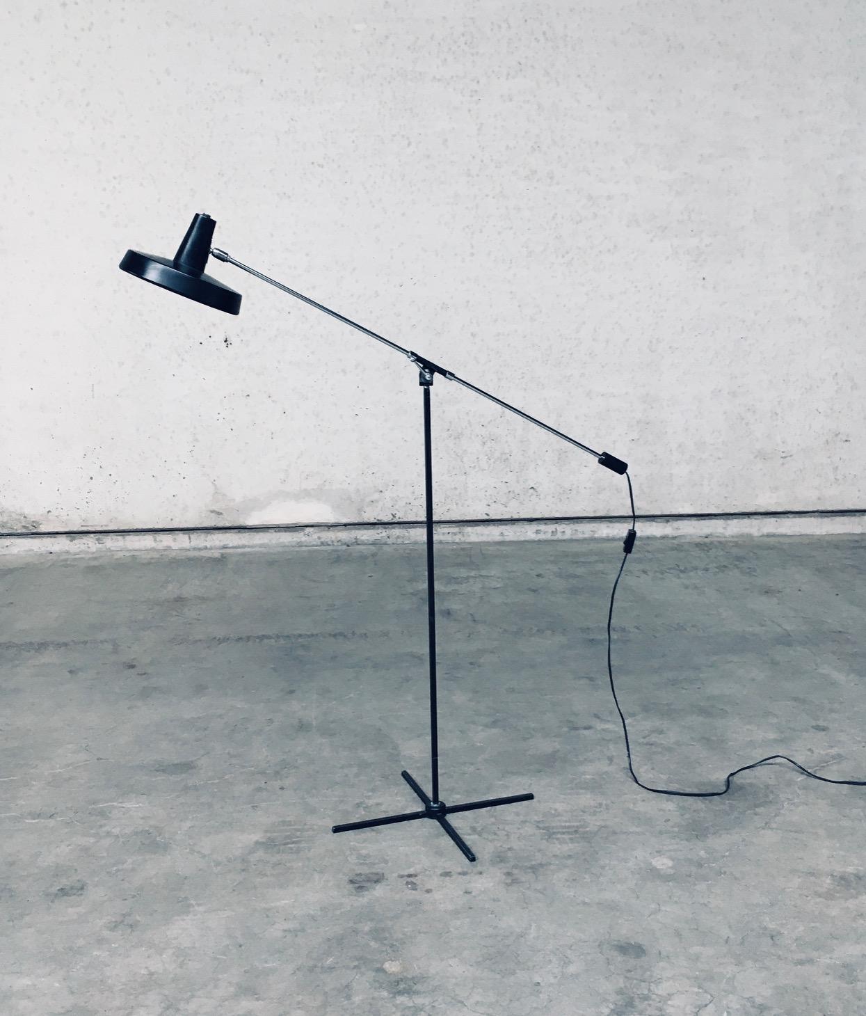 Lampada Counterbalance Flor di Vintage By Design Modern di Boulanger. Realizzato in Belgio, periodo anni '60. Metallo nero con struttura in metallo cromato per questa bellissima lampada da terra regolabile dal design sottile. È in ottime condizioni