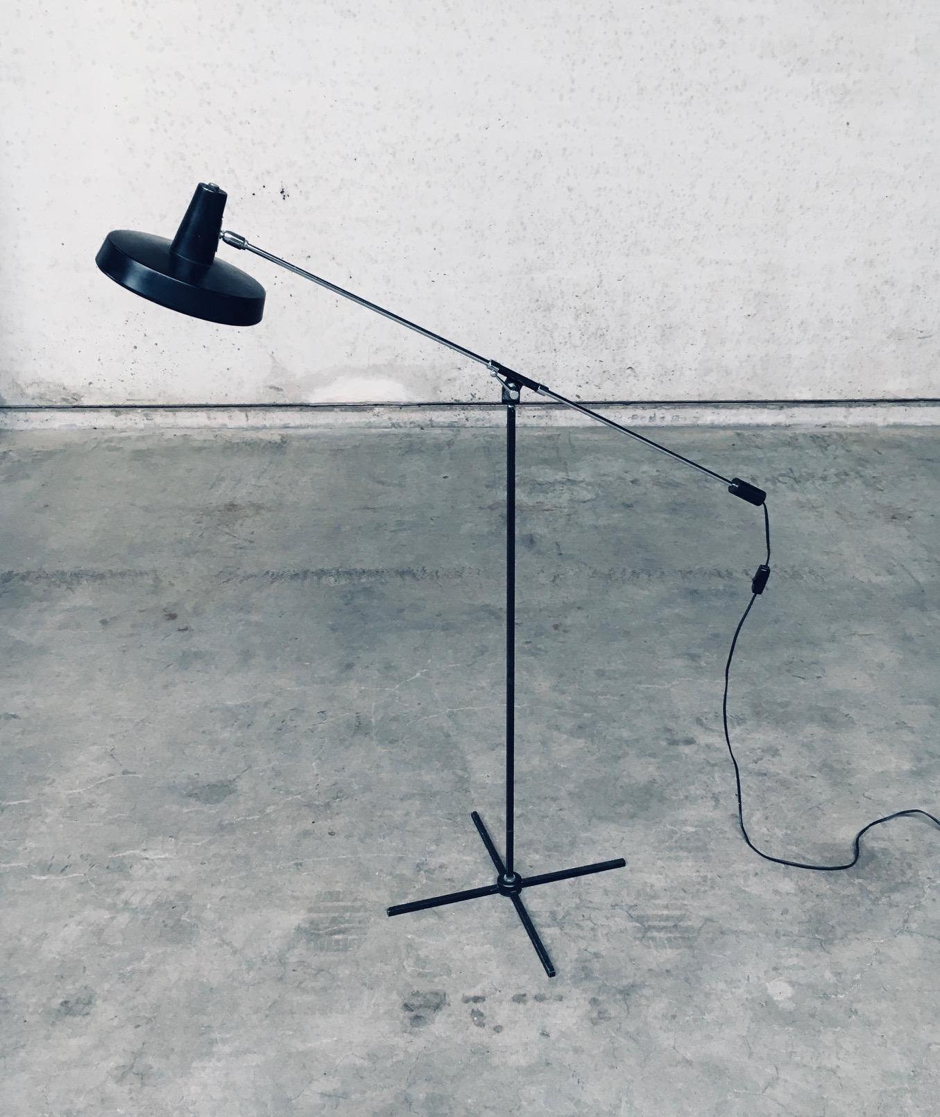 Mid-Century moderno Lampada da terra a contrappeso di design moderno del Medioevo di Boulanger, Belgio, anni '60 in vendita