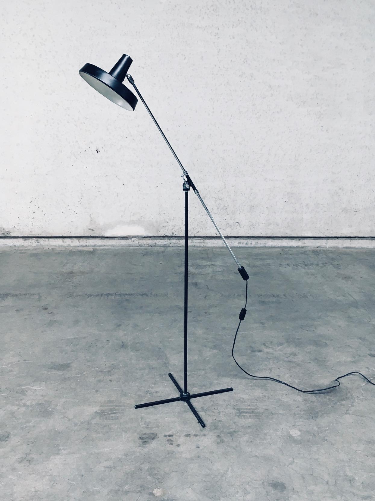 Lampada da terra a contrappeso di design moderno del Medioevo di Boulanger, Belgio, anni '60 In condizioni buone in vendita a Oud-Turnhout, VAN