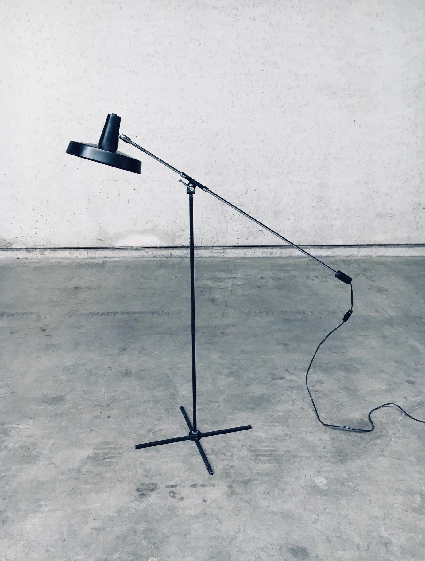 Metà XX secolo Lampada da terra a contrappeso di design moderno del Medioevo di Boulanger, Belgio, anni '60 in vendita