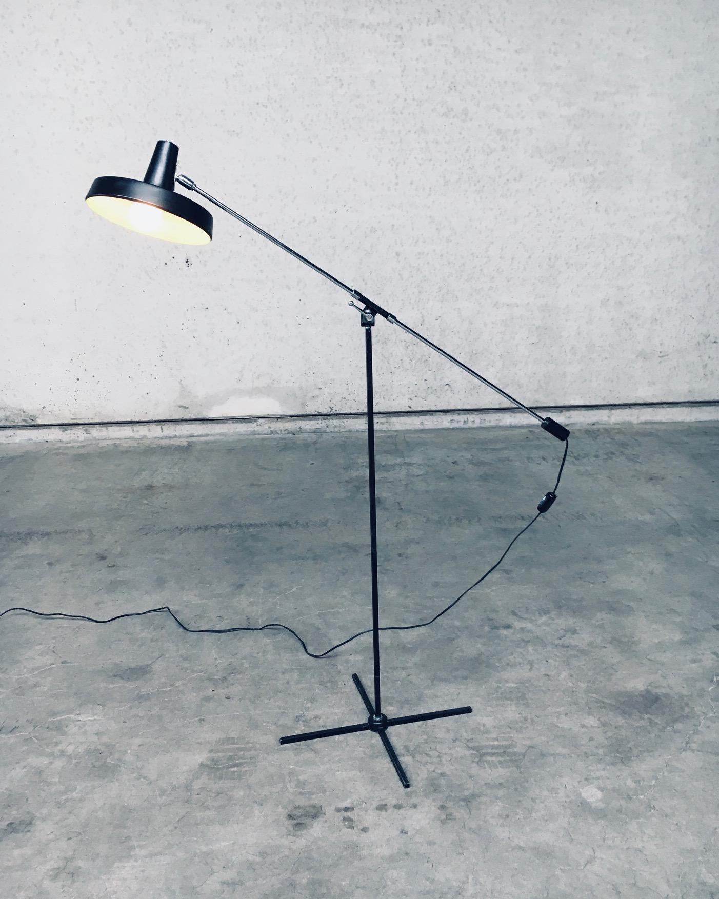 Acciaio Lampada da terra a contrappeso di design moderno del Medioevo di Boulanger, Belgio, anni '60 in vendita