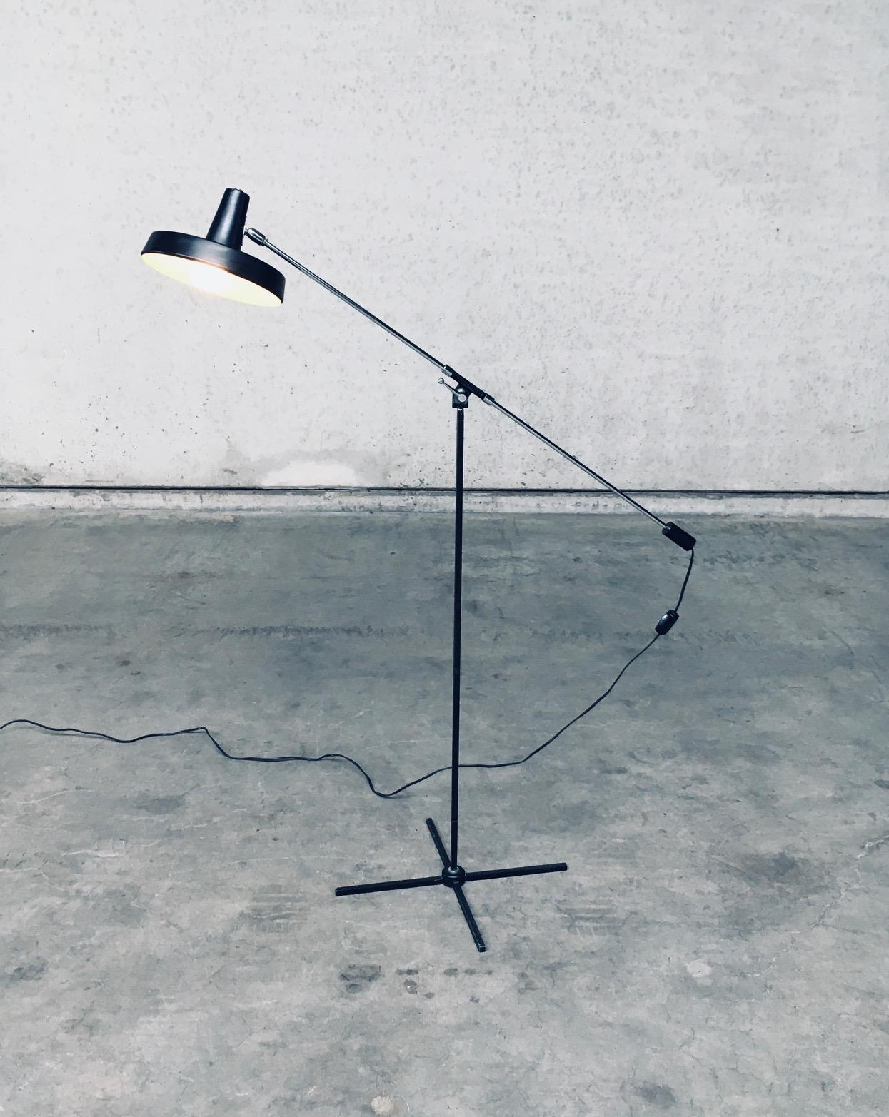 Lampada da terra a contrappeso di design moderno del Medioevo di Boulanger, Belgio, anni '60 in vendita 1