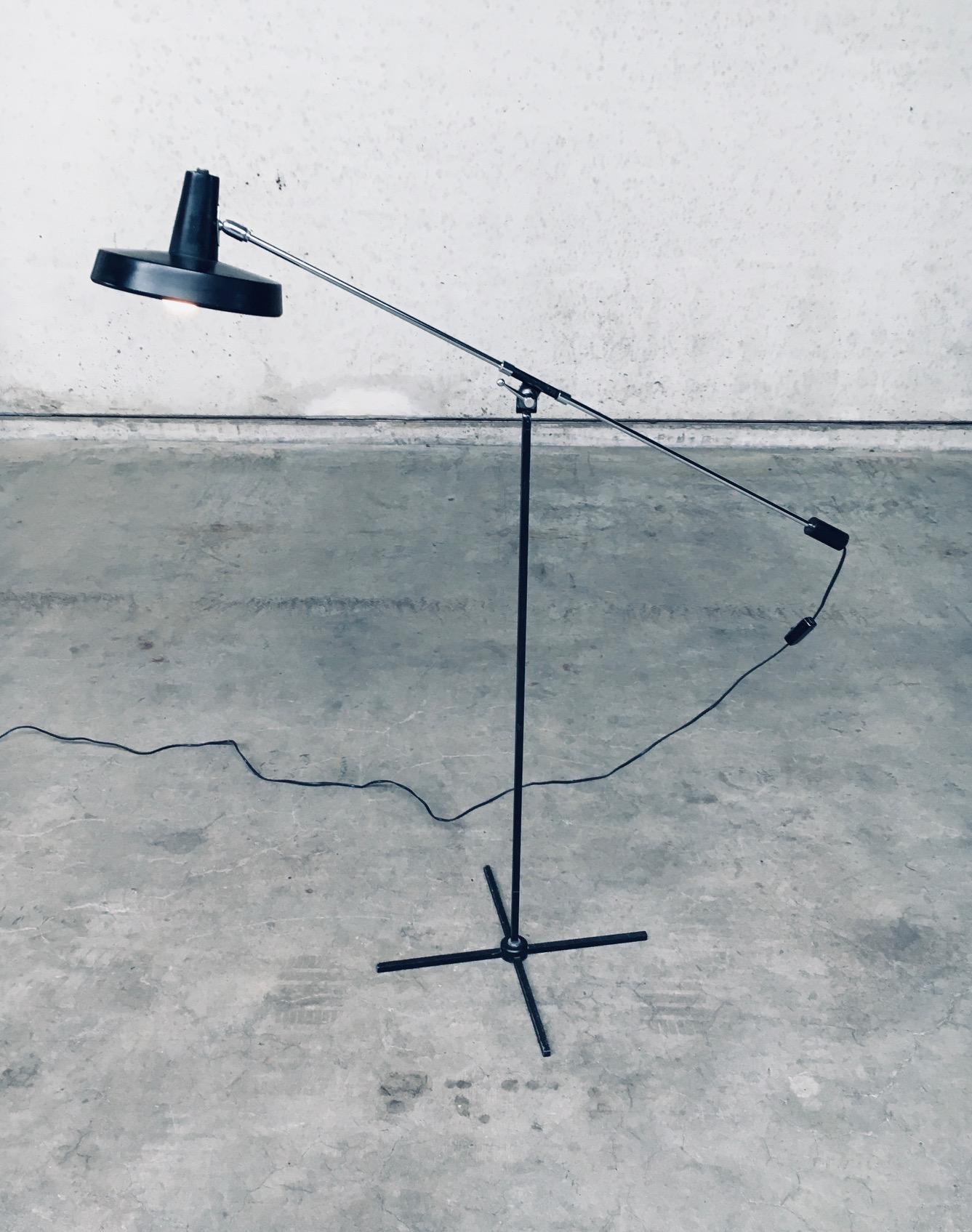 Lampada da terra a contrappeso di design moderno del Medioevo di Boulanger, Belgio, anni '60 in vendita 2