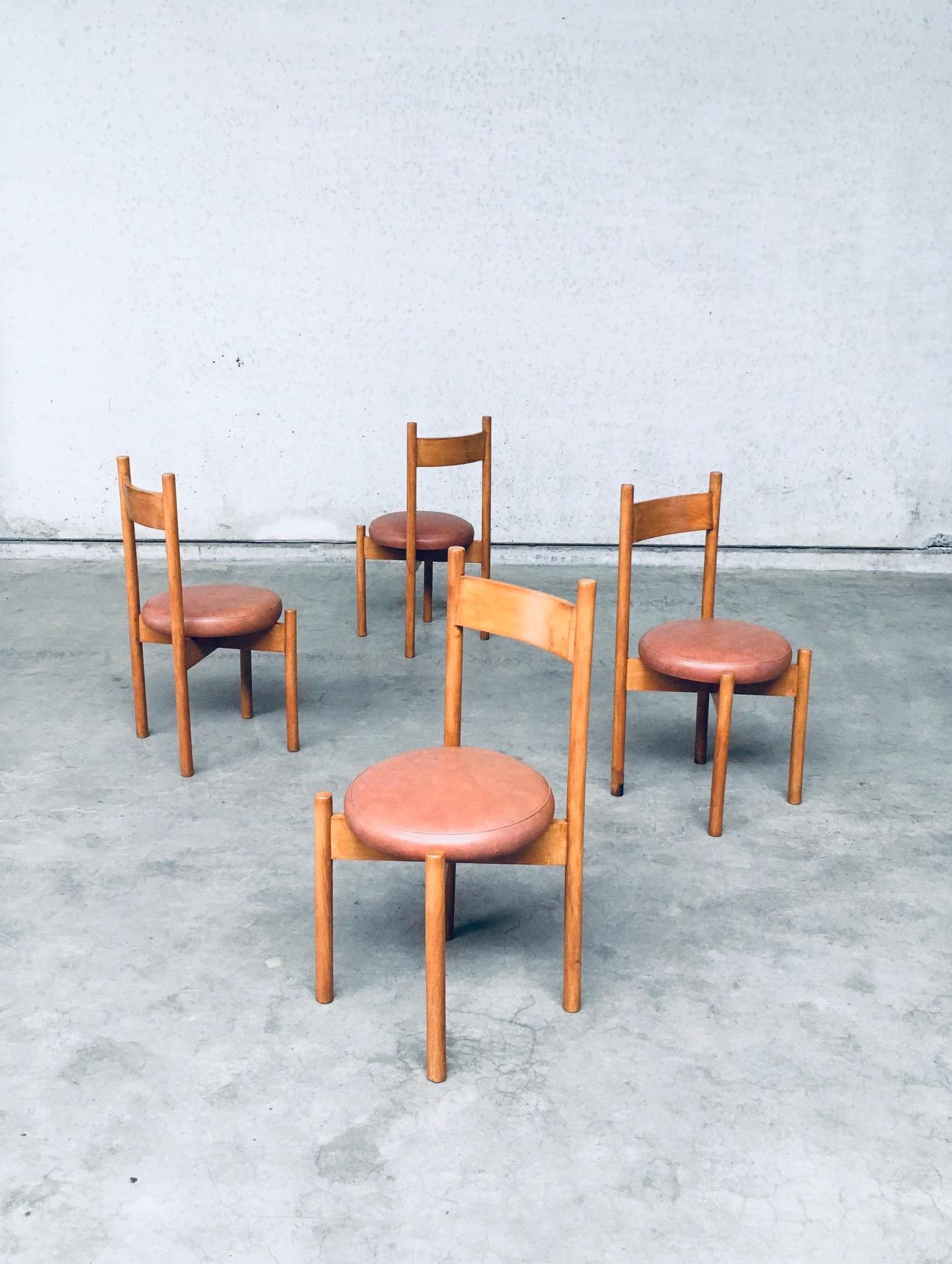 Imitation cuir Ensemble de chaises de salle à manger de style The Moderns/One dans le style de Charlotte Perriand en vente