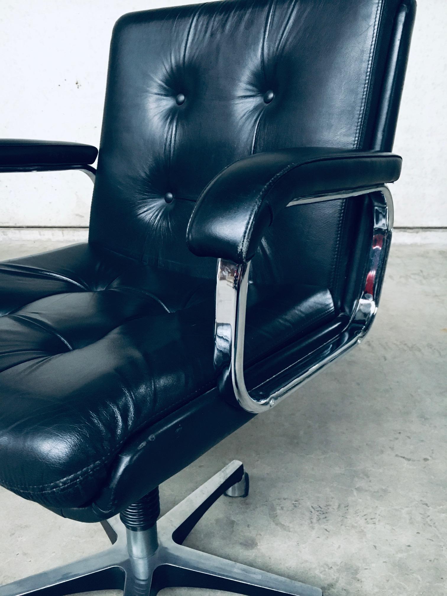 Mid-Century Modern Design Leather Office Chair, Italy, 1988 For Sale 7