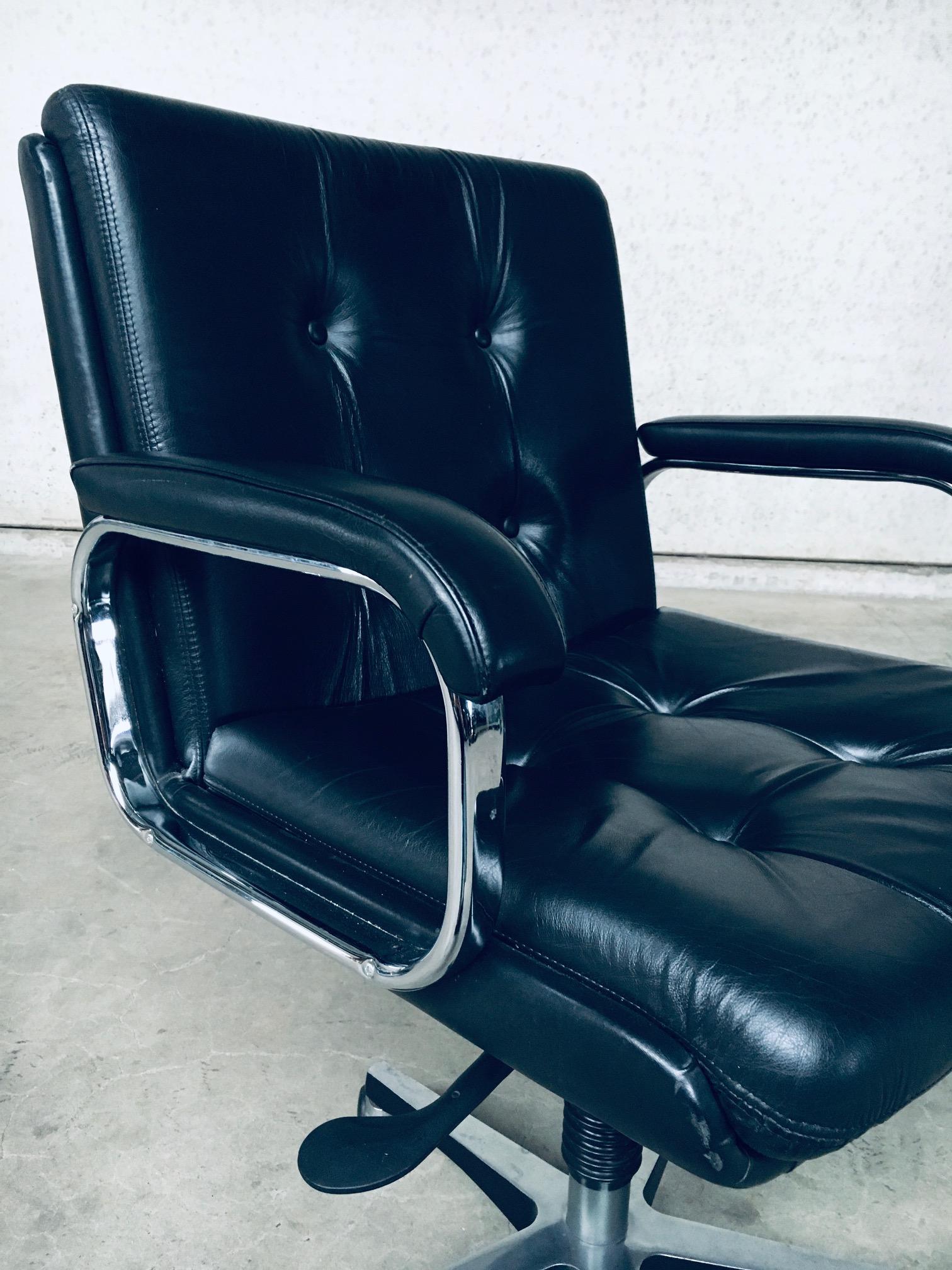 Mid-Century Modern Design Leather Office Chair, Italy, 1988 For Sale 3