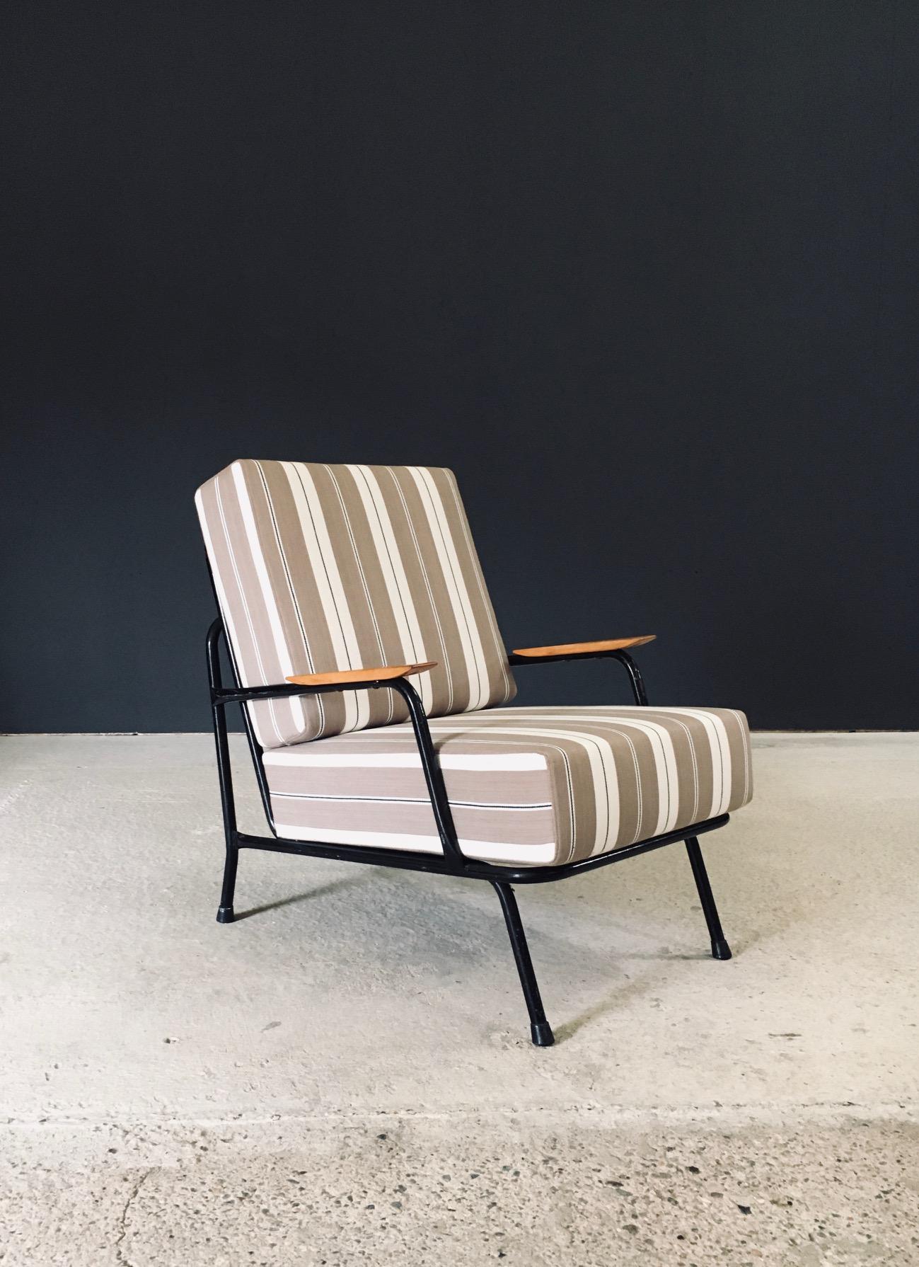 Chaise longue Vintage Midcentury Modern Design �à la manière de Pierre Guariche. Fabriqué en France, époque 1950. Structure en métal laqué noir avec coussins épais entièrement rembourrés et accoudoirs en bois de hêtre. Ce produit est en très bon