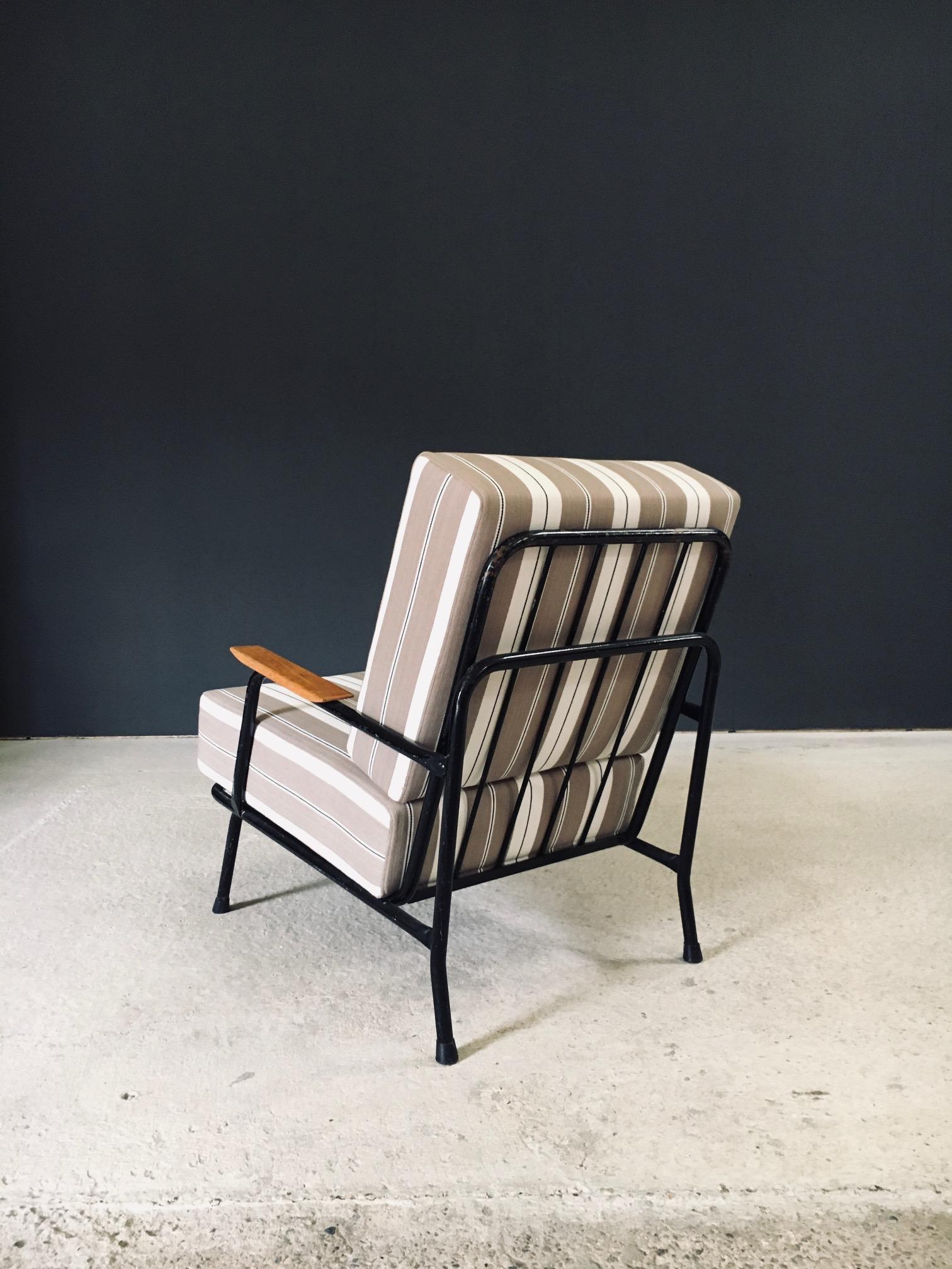 Acier Chaise longue au design moderne du milieu du siècle, France, années 1950 en vente