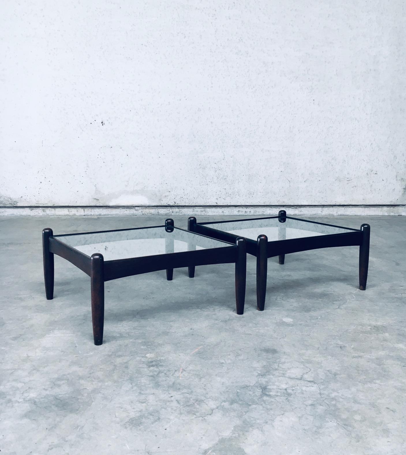 Juego de 2 mesas bajas de diseño escandinavo de mediados de siglo para sofá, auxiliares o de centro. Fabricadas en Suecia, años 60. Al estilo del diseñador Eric Merthen. Estructura de madera con tapa de cristal transparente incrustado. Los pies y