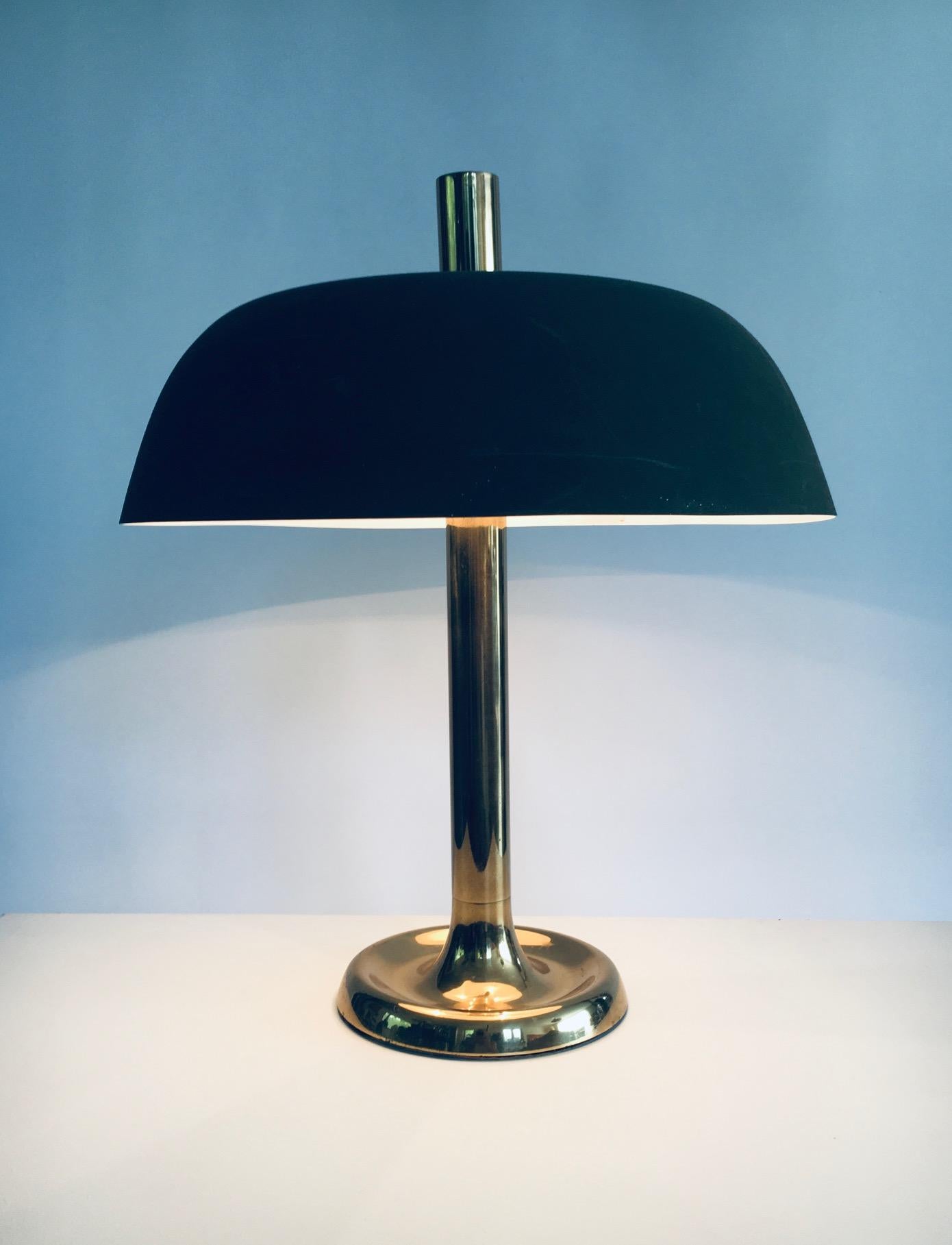 Vintage Midcentury Modern Design Pilz Tischlampe Modell 7377 von Egon Hillebrand. Hergestellt in Deutschland, 1970er Jahre. Sockel aus Messing mit mattem, kakifarbenem Metallschirm. Die Lampe ist in gutem, funktionsfähigem Zustand. Hat die normale