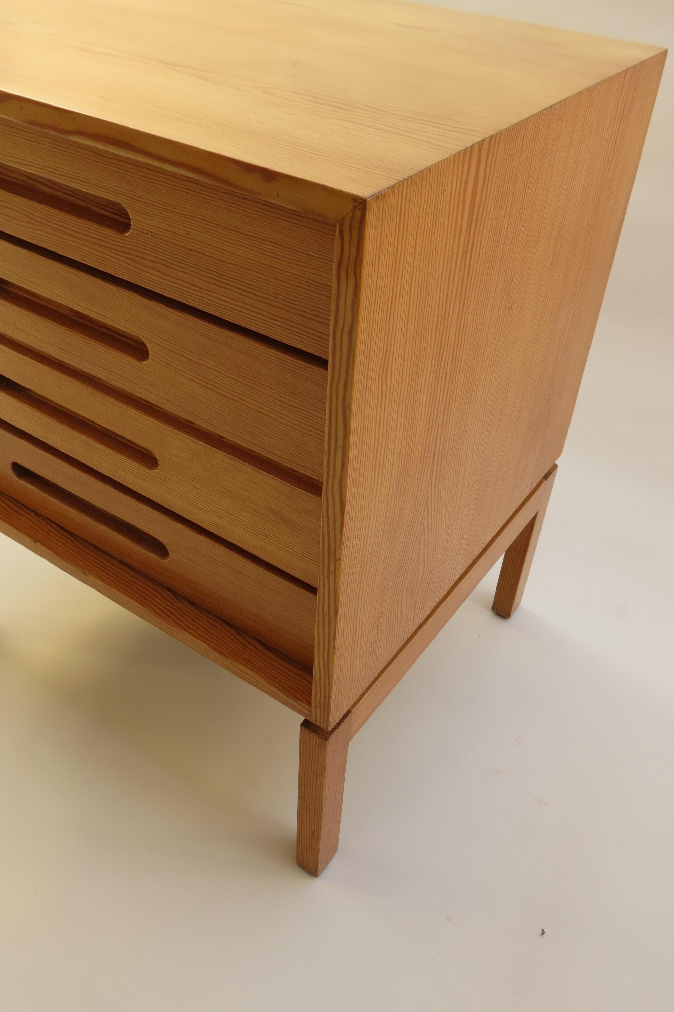 Midcentury Modern Design Oregon Pine Small Chest of Drawers 1970s 3