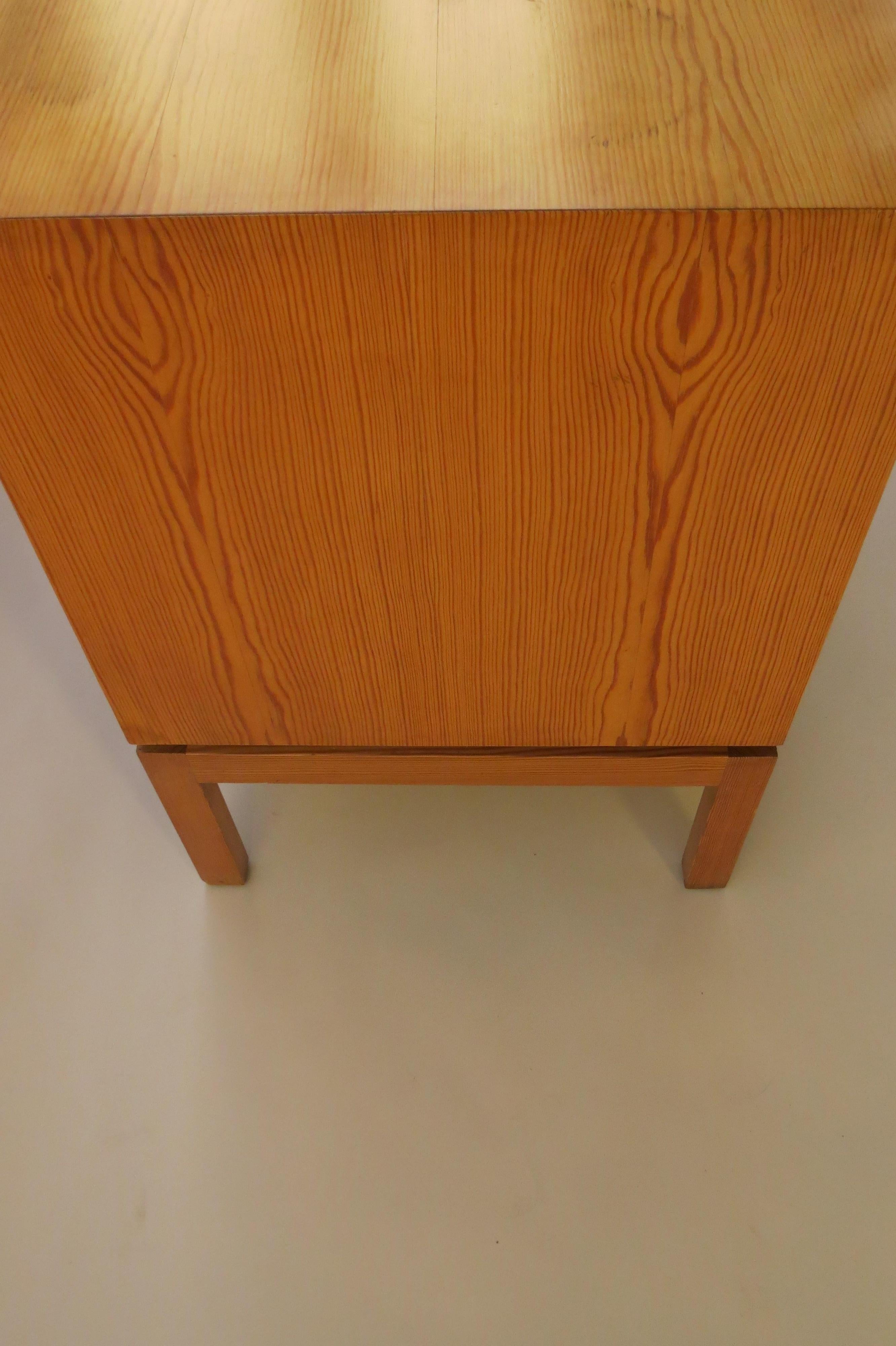 Midcentury Modern Design Oregon Pine Small Chest of Drawers 1970s In Good Condition In Stow on the Wold, GB