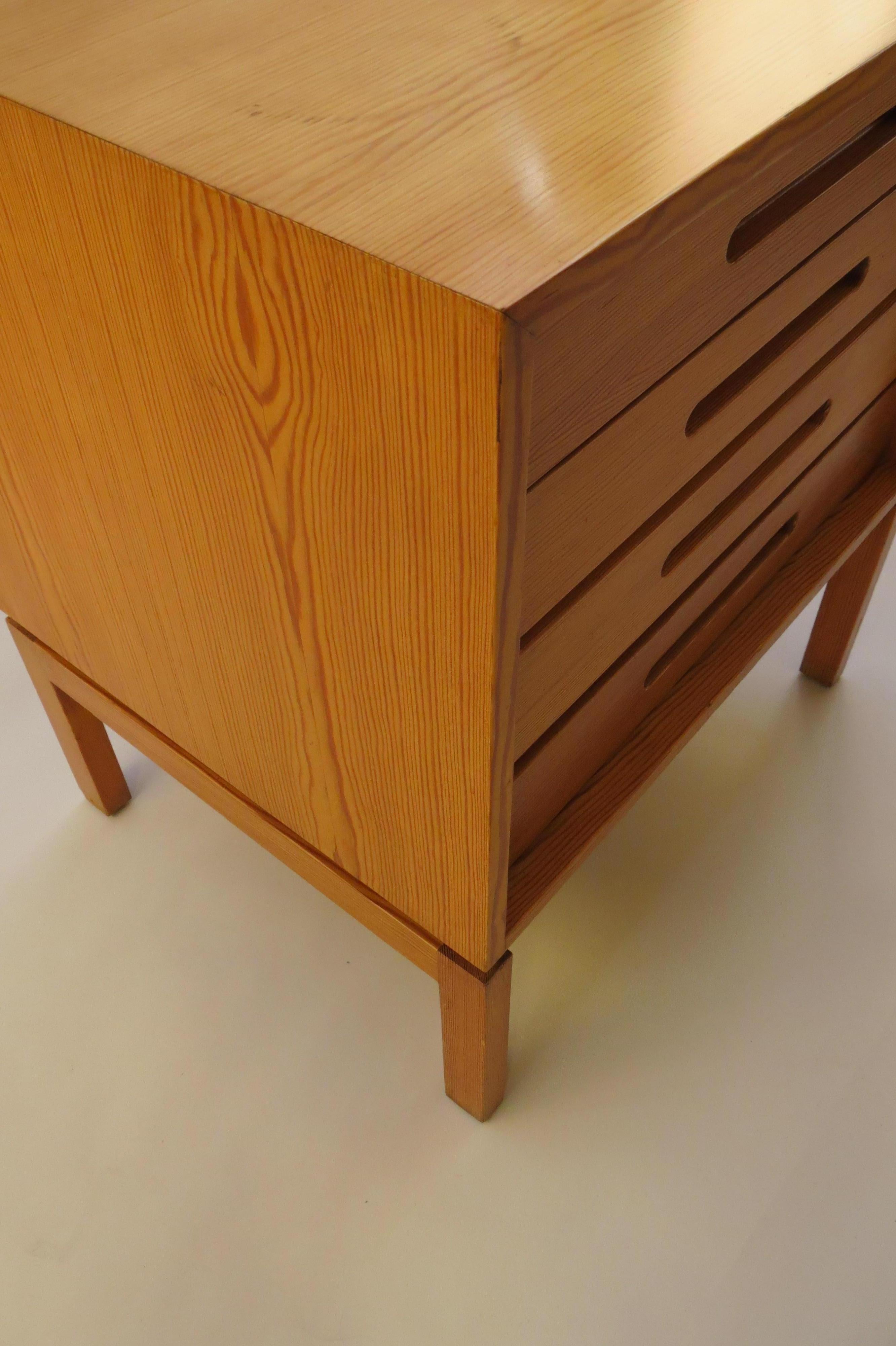 20th Century Midcentury Modern Design Oregon Pine Small Chest of Drawers 1970s