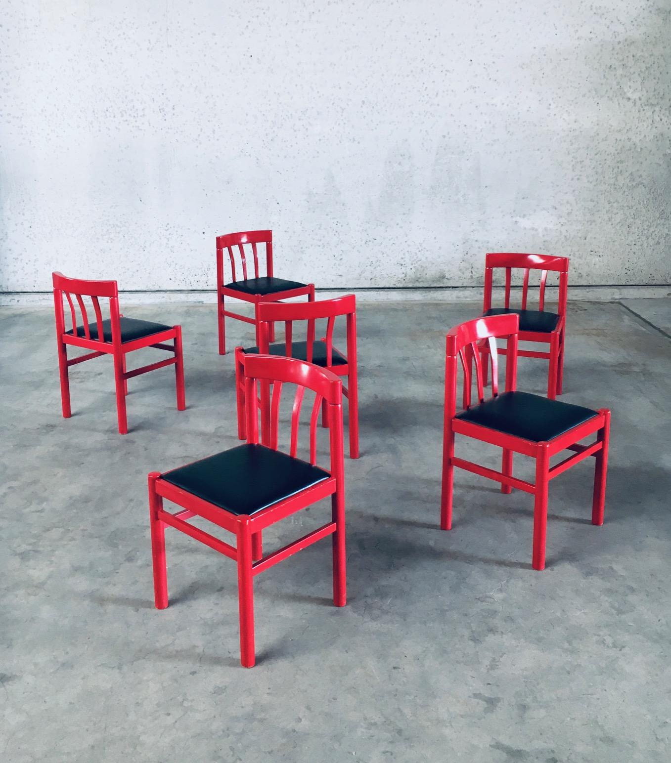 Set di 6 sedie da pranzo Vintage Midcentury Modern Design Red & Skai. Prodotto in Belgio, periodo 1960/70. Telaio laccato lucido rosso con sedile in skai nero / ecopelle. Sono tutti originali e in buone condizioni. Tutti presentano normali segni di