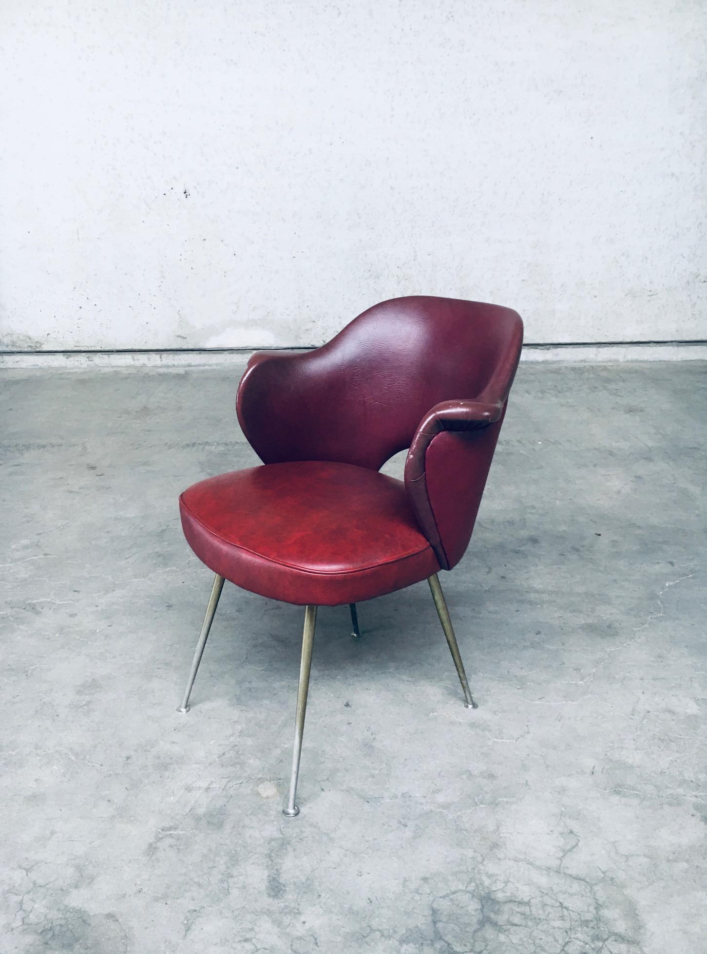 Ensemble de chaises de bureau en cuir Skai de The MODERNITY, Italie, années 1950 en vente 5