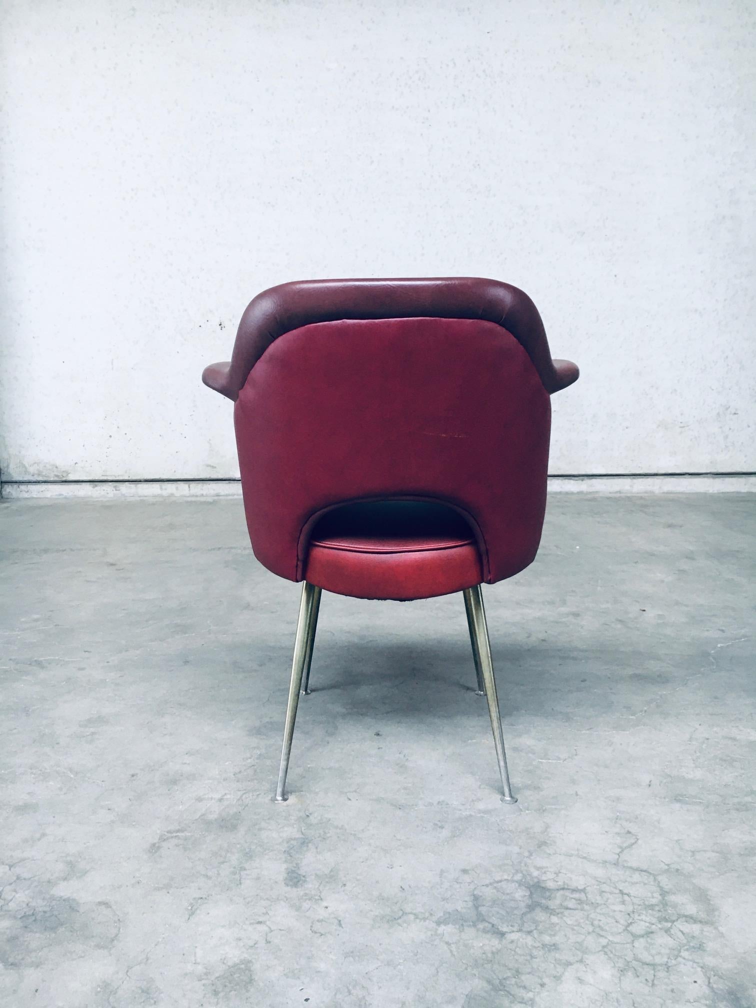 Ensemble de chaises de bureau en cuir Skai de The MODERNITY, Italie, années 1950 en vente 8