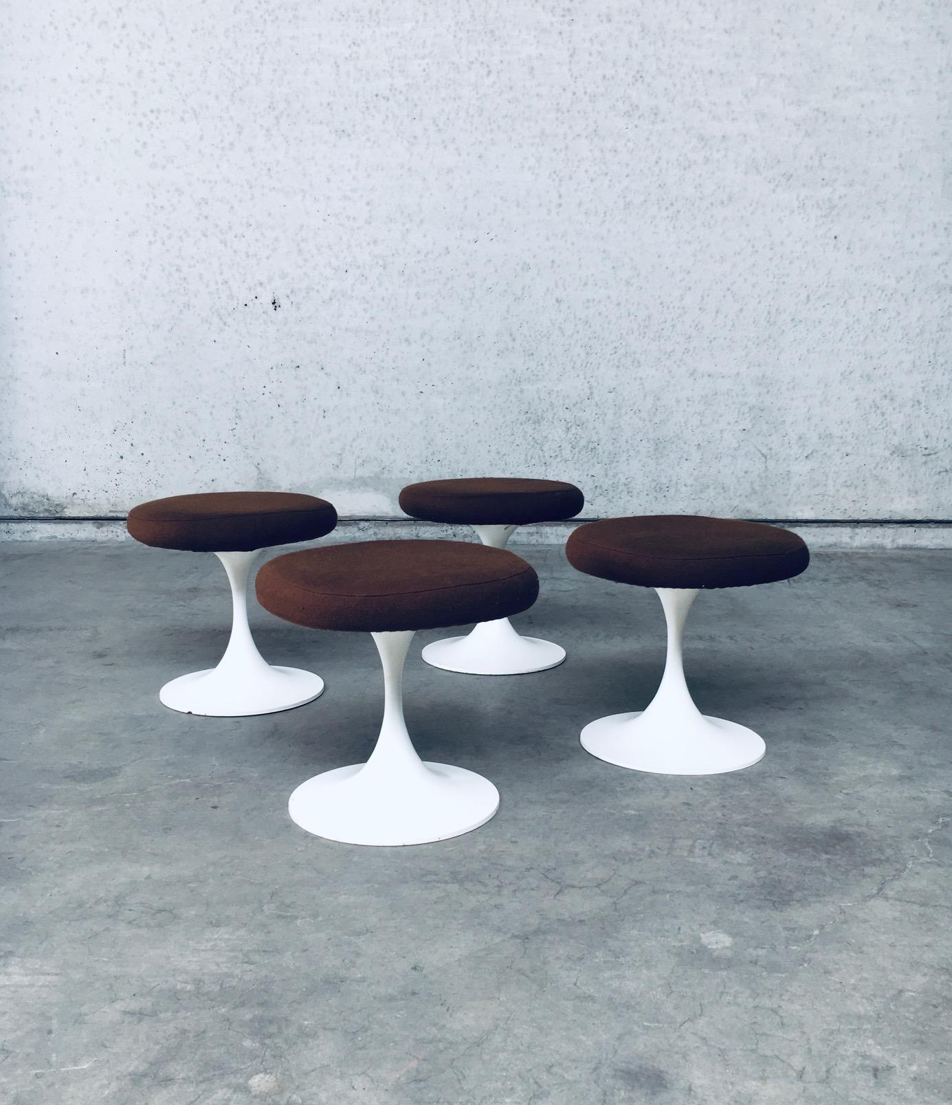 Vintage Midcentury Modern Scandinavian Design TULIP model Stool set of 4 by Tamburin. Fabriqué en Suède, dans les années 1960/70. Marqué sur le fond. Base en plastique blanc avec des housses de siège en laine brune. Les sièges ont été remplacés à un