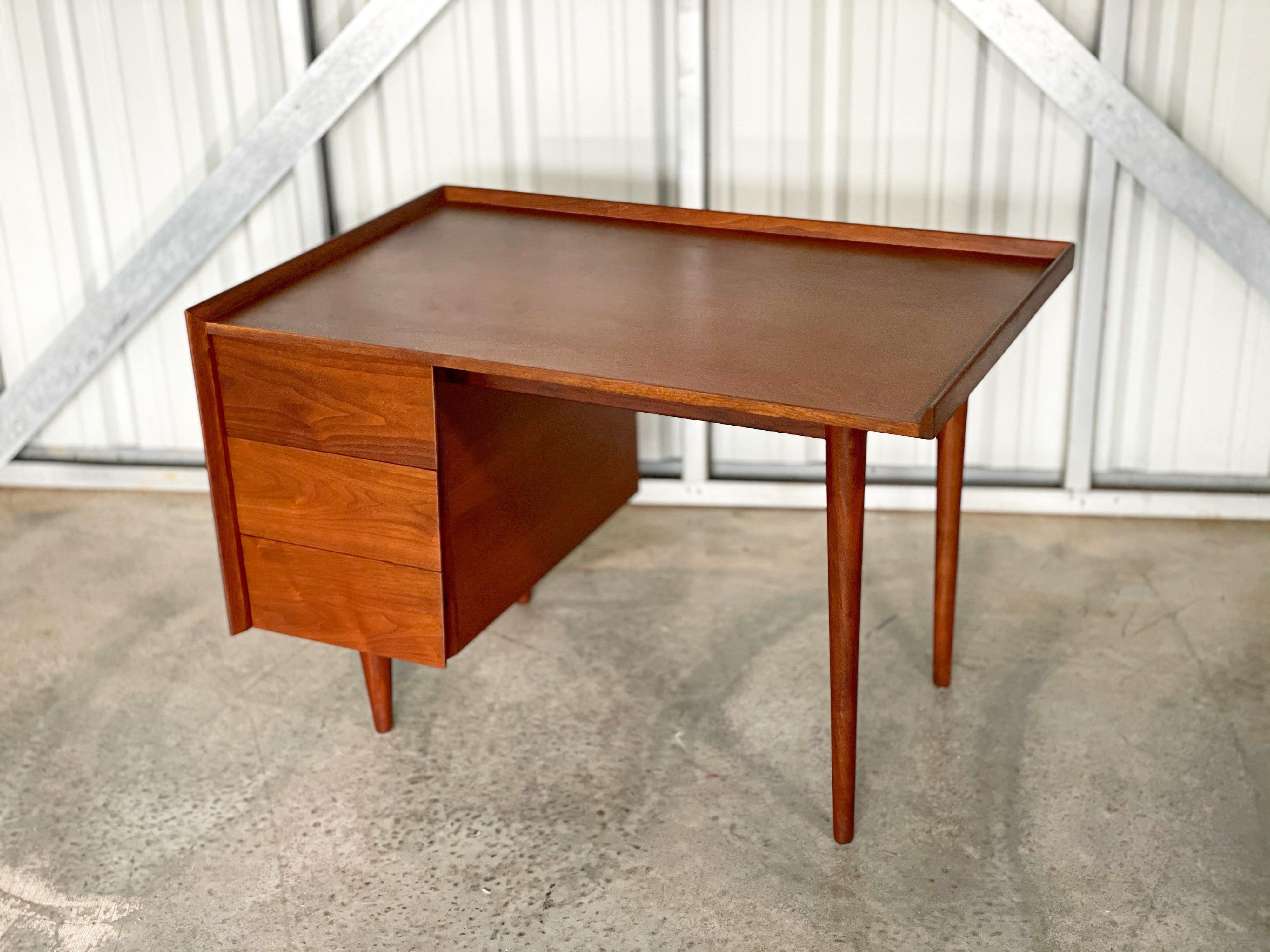 Midcentury Modern Desk by Jens Risom in Walnut In Good Condition In Framingham, MA