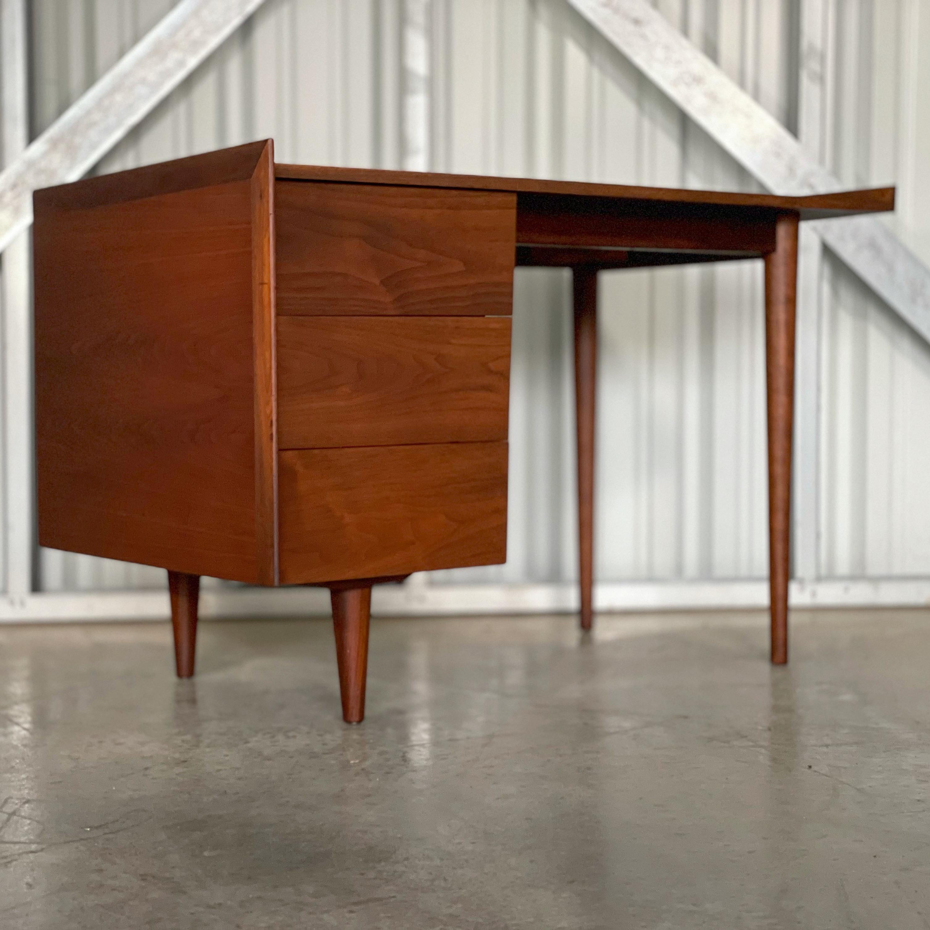 Mid-20th Century Midcentury Modern Desk by Jens Risom in Walnut