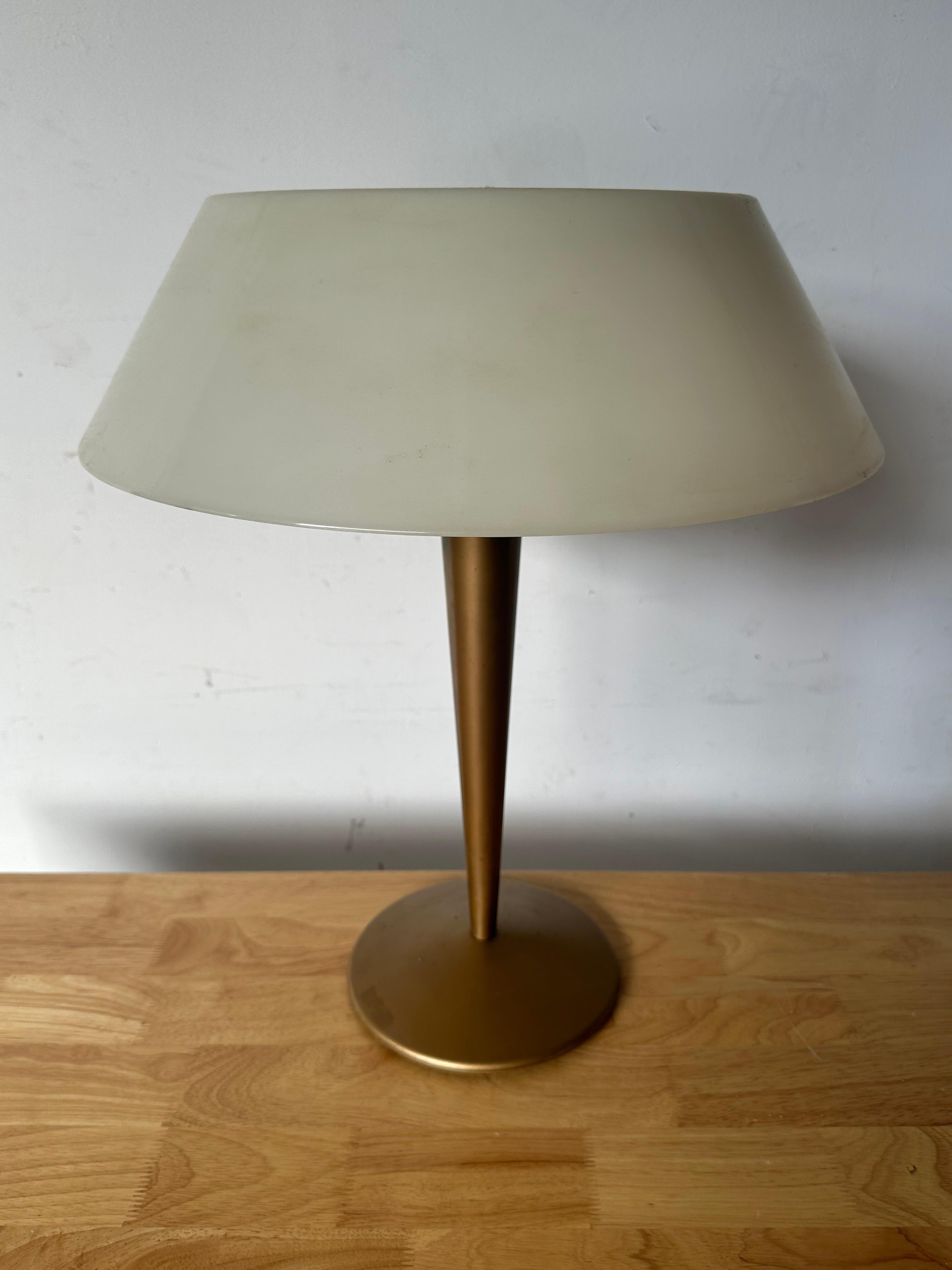 Elegante und schlichte Tisch- oder Schreibtischleuchte, entworfen von der Design-Ikone Gerald Thurston aus der Mitte des Jahrhunderts und produziert vom vorbildlichen Hersteller Lightolier. Kunststoffschirm mit perforierter Metallgitterkappe, die