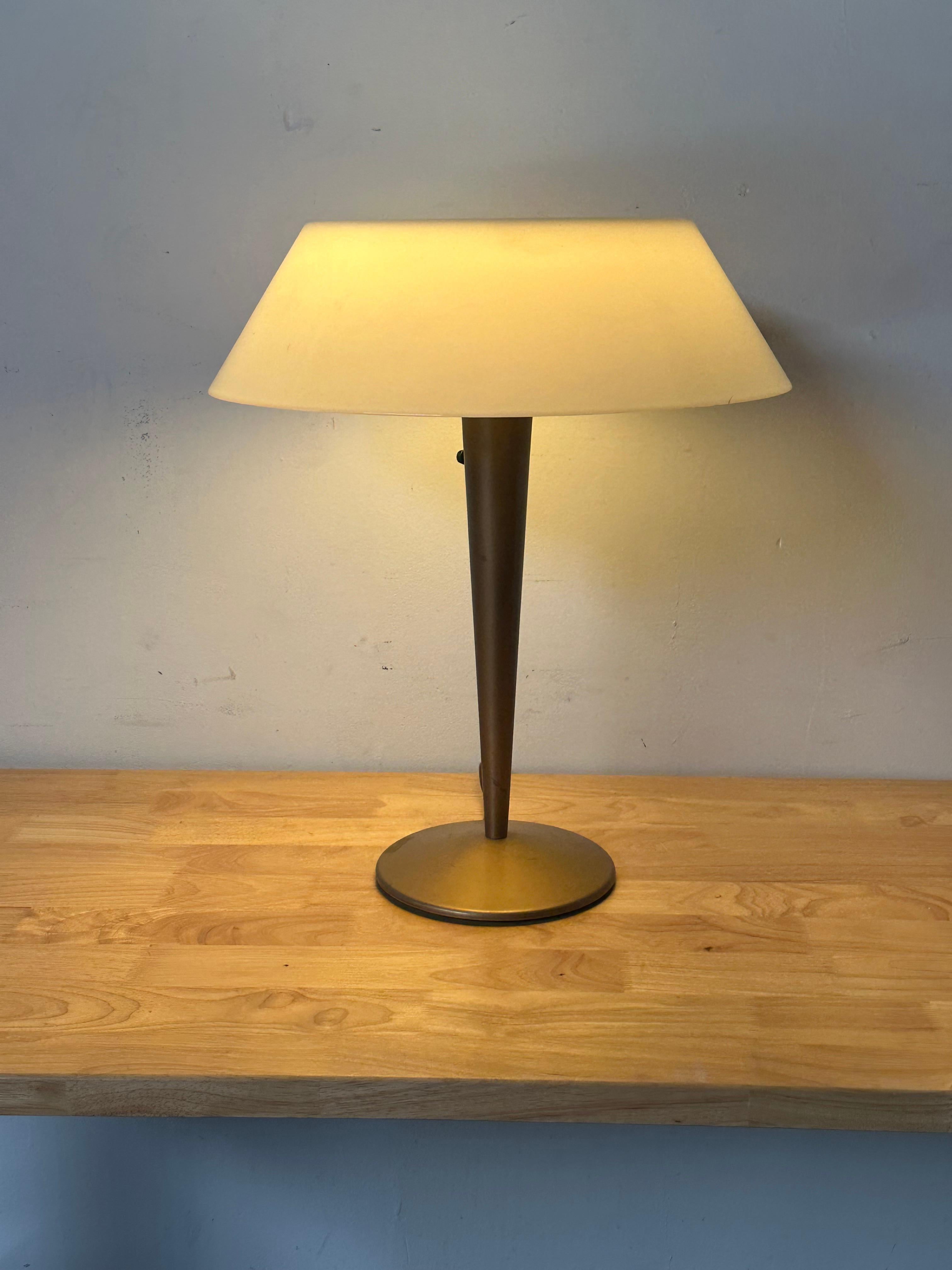 Moderne Schreibtisch- oder Tischlampe aus der Mitte des Jahrhunderts von Gerald Thurston für Lightolier (Moderne der Mitte des Jahrhunderts) im Angebot