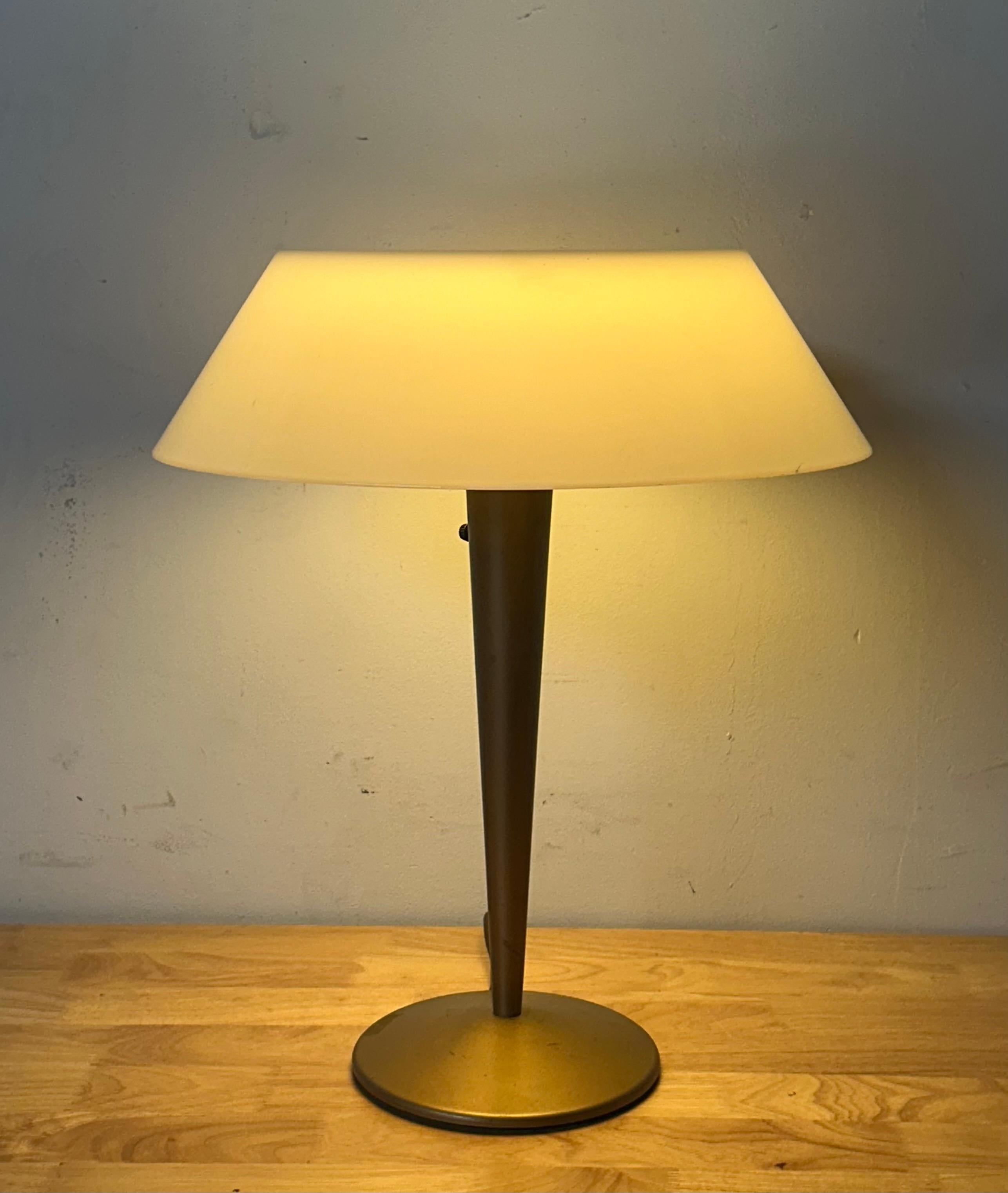 Moderne Schreibtisch- oder Tischlampe aus der Mitte des Jahrhunderts von Gerald Thurston für Lightolier (amerikanisch) im Angebot