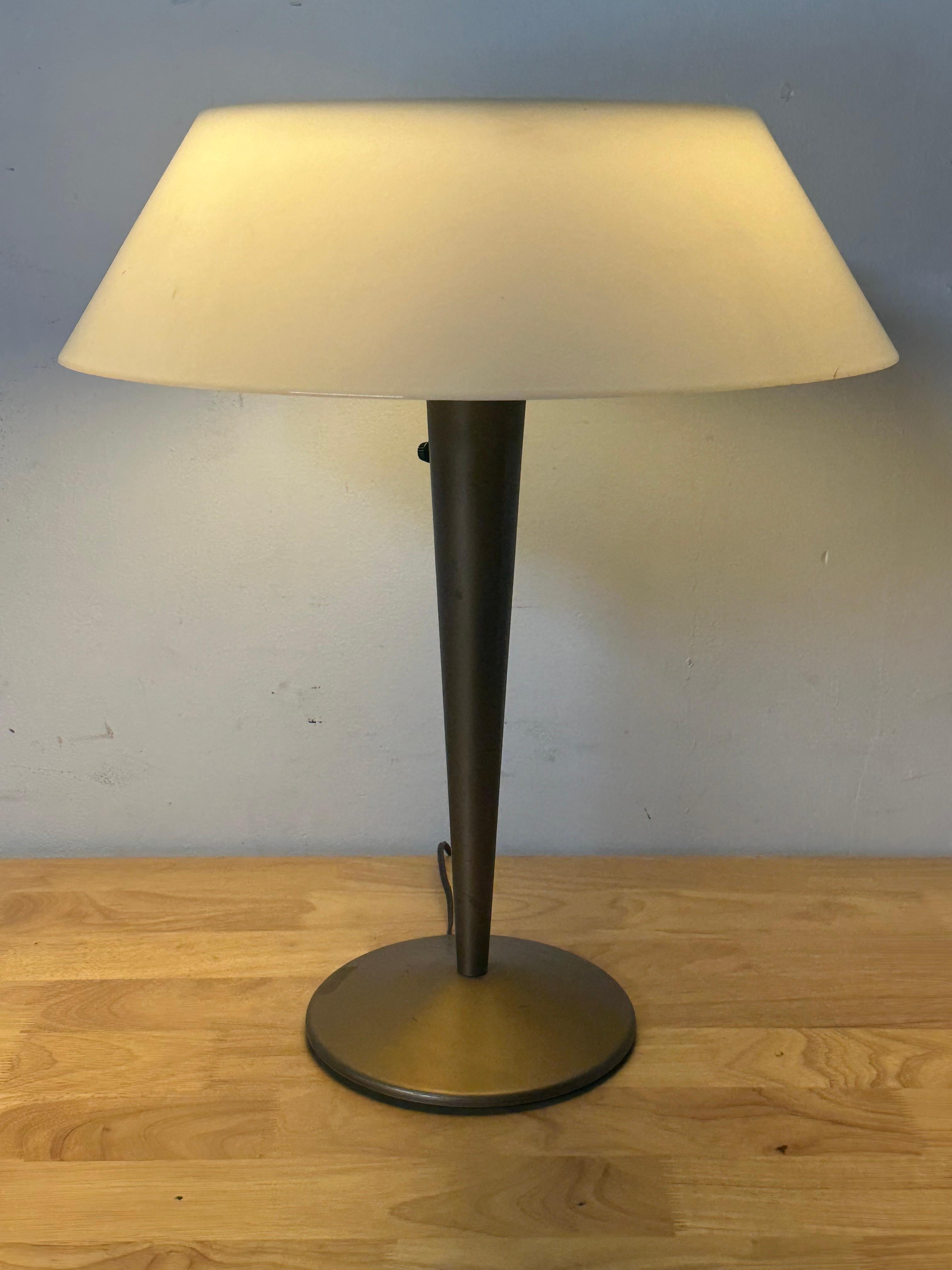 Moderne Schreibtisch- oder Tischlampe aus der Mitte des Jahrhunderts von Gerald Thurston für Lightolier im Zustand „Gut“ im Angebot in Brooklyn, NY