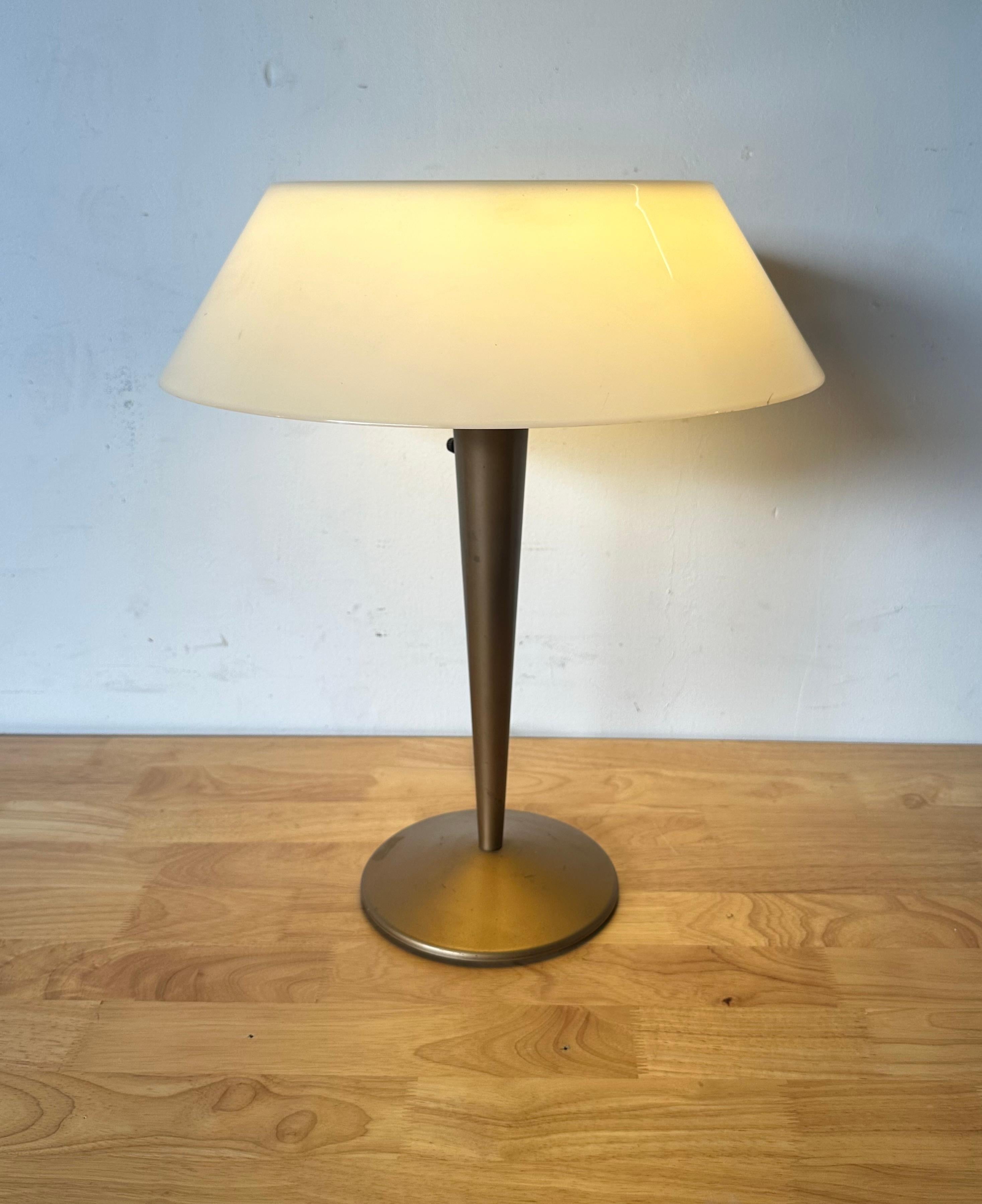 Moderne Schreibtisch- oder Tischlampe aus der Mitte des Jahrhunderts von Gerald Thurston für Lightolier (20. Jahrhundert) im Angebot