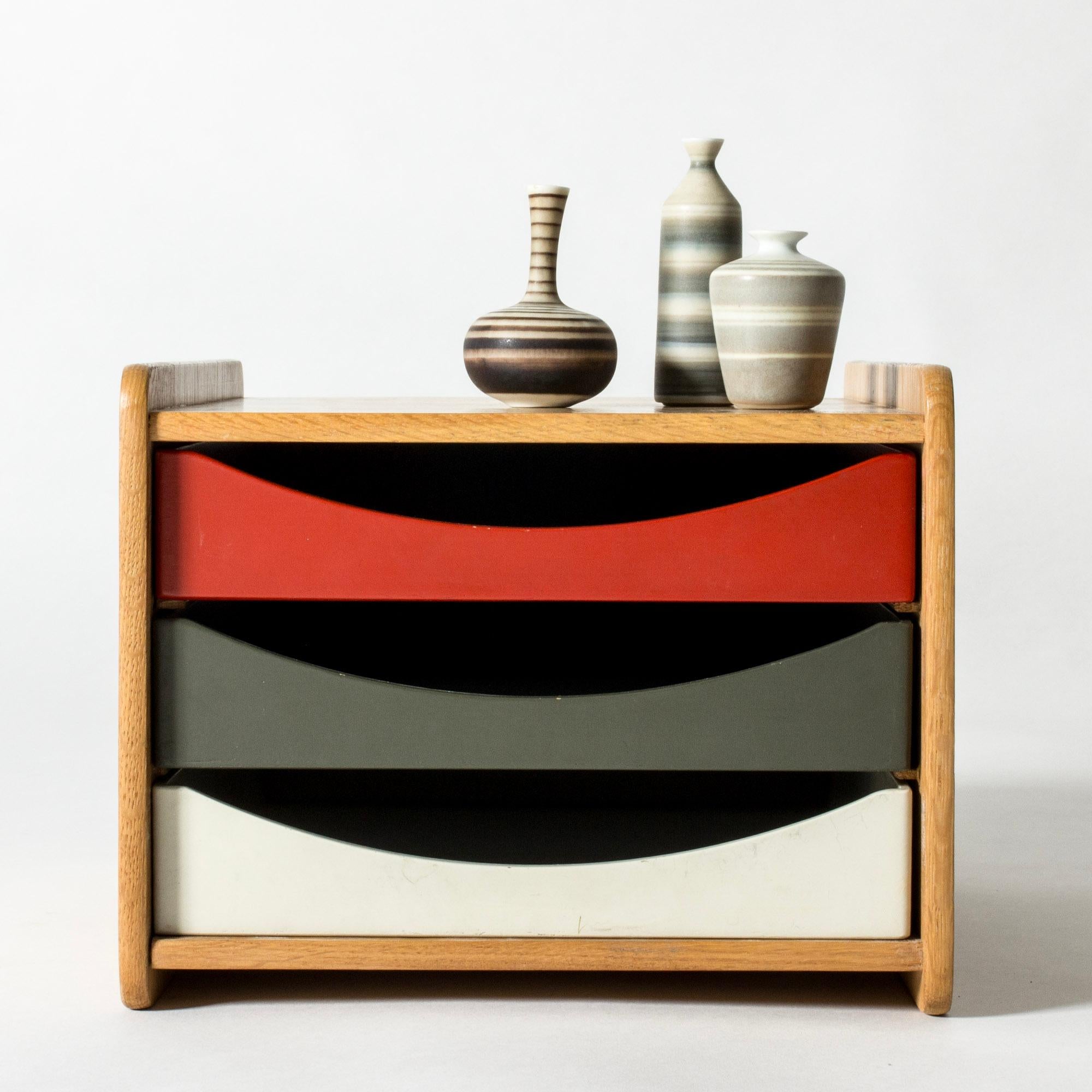 Whiting organizer da scrivania di Børge Mogensen, realizzato in Oak con cassetti laccati in rosso, grigio e bianco. I cassetti sono adatti a riviste e documenti in formato A4.