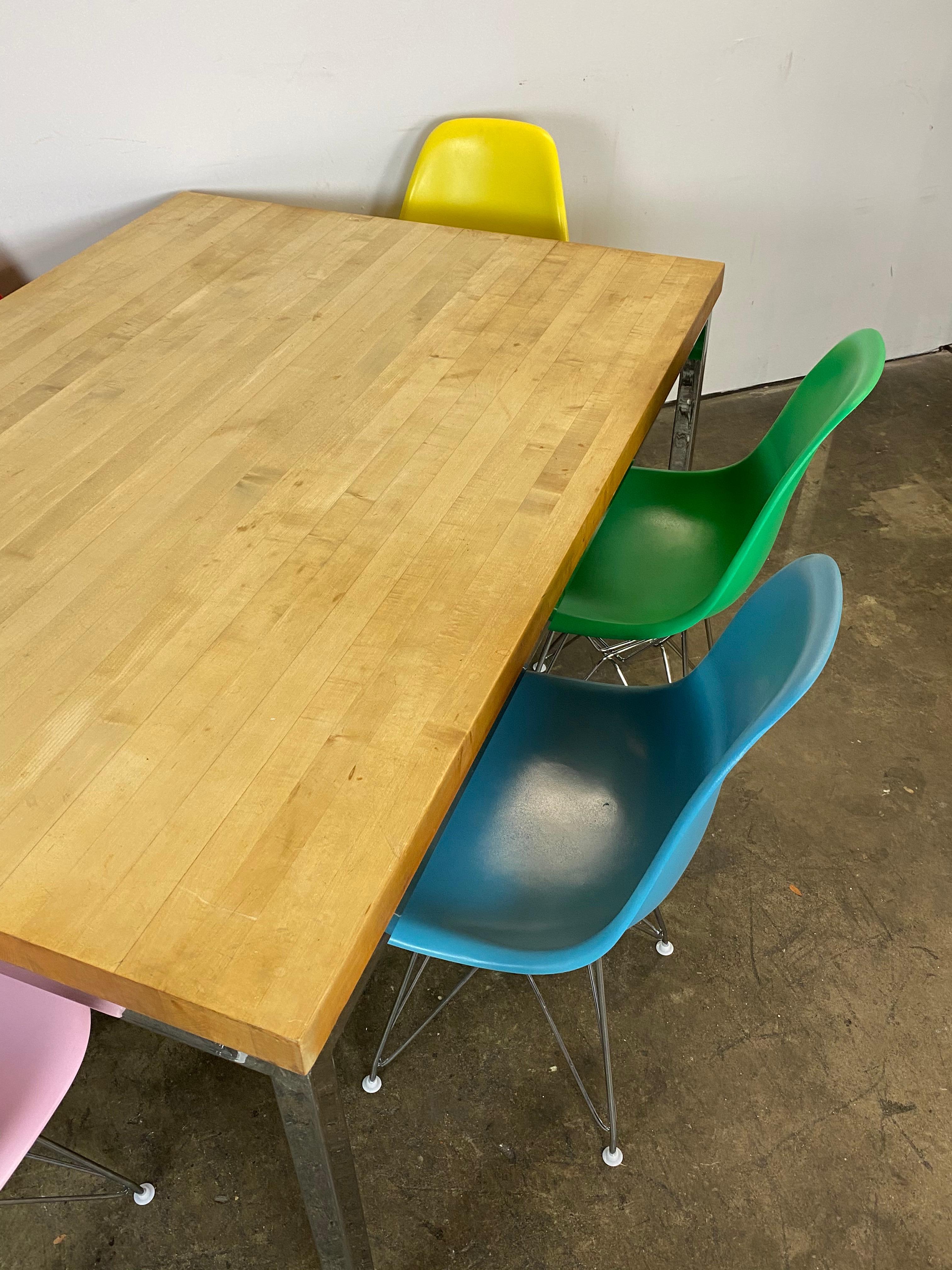 Mid-Century Modern Dining Set with Eames DSR Chairs In Good Condition In Brooklyn, NY