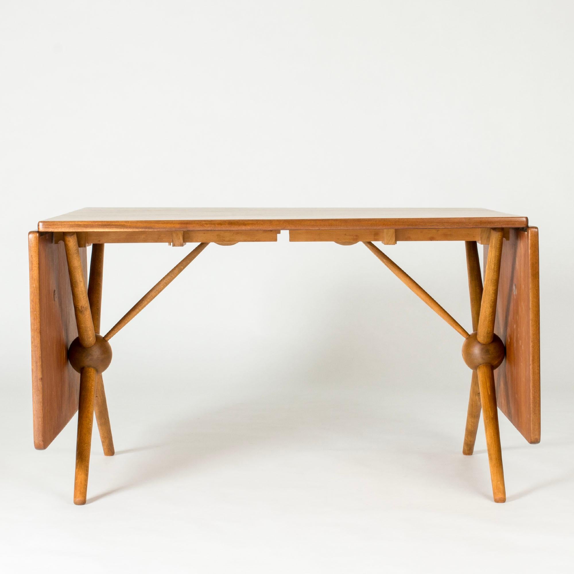 Jolie table de salle à manger de Næstved Møbelfabrik, d'une taille agréable et dotée de rallonges pratiques pour les dîners plus copieux. Fabriqué en teck avec des pieds en chêne, boules décoratives en bois à l'intersection des pieds.

Largeur 118 +