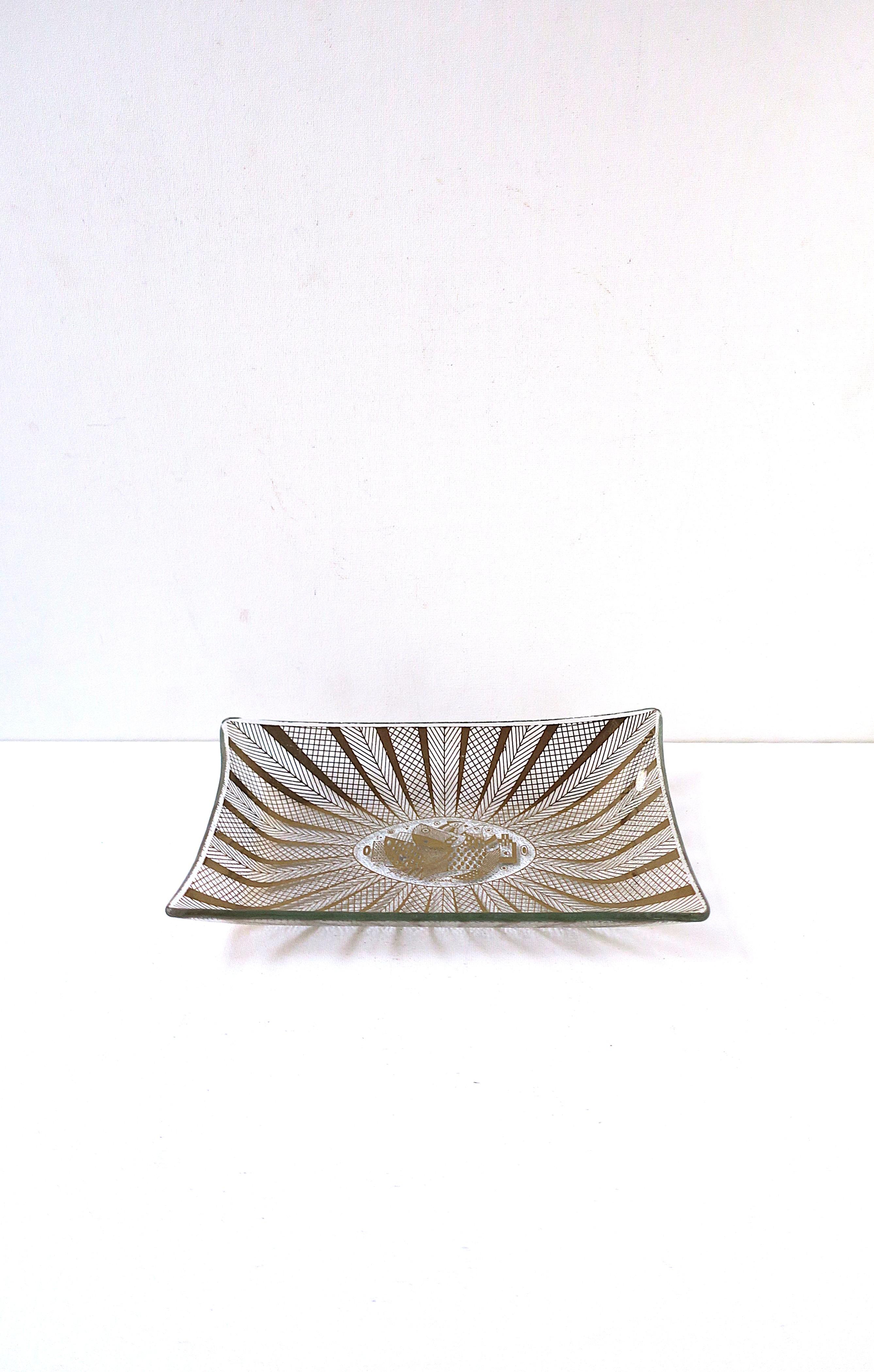 Piatto rettangolare in vetro con design in oro, periodo Midcentury Modern, opera del designer Georges Briard, circa metà del XX secolo, anni '60. Un ottimo pezzo per gioielli o altri oggetti. Il marchio di autenticazione viene visualizzato nell'area