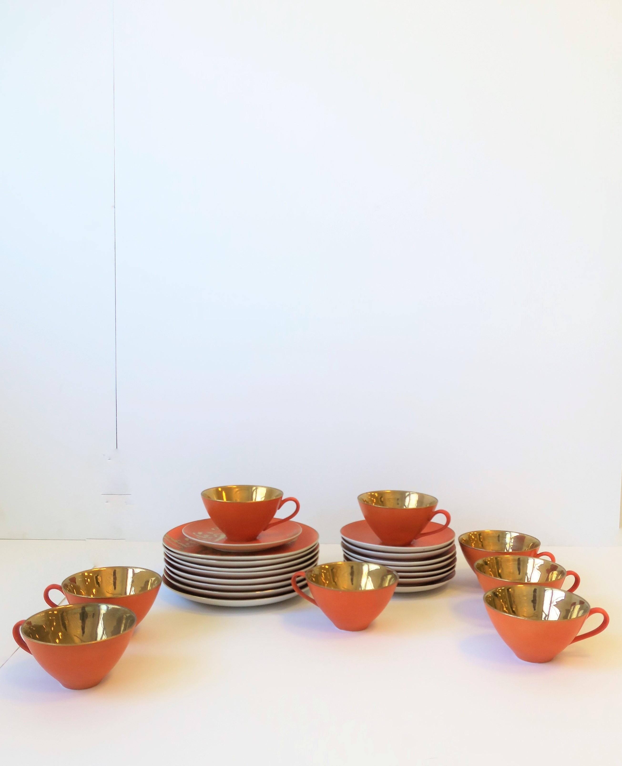 Magnifique et rare ensemble de salle à manger pour huit (8) personnes en céramique orange (ou kaki) et or de la designer américaine Dorothy C. Thorpe, vers le milieu du 20e siècle, années 1960. Le set pour huit comprend 8 assiettes, 8 tasses et 8