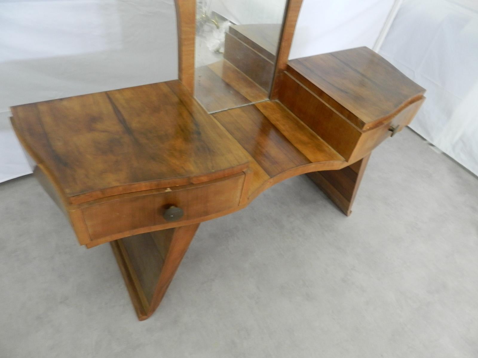 Dressing table with central Mirror circa 1950-1960
Single drawers either side
Very stylish
Figured walnut
Good vintage condition, the mirror has marks of age easily replaced if preferred or use as is, the wood has only very minor signs of