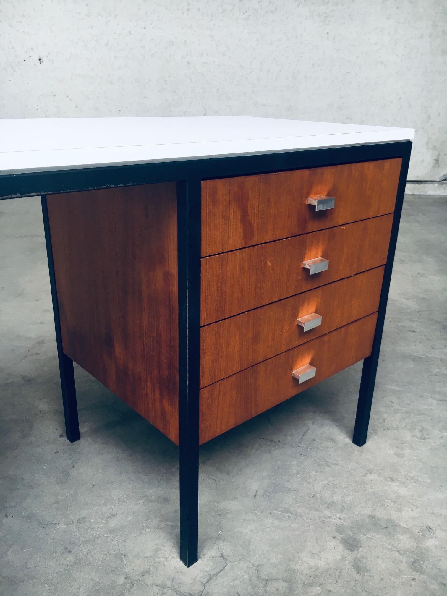 Mid-Century Modern Dutch Design Desk, Netherlands, 1960's For Sale 6